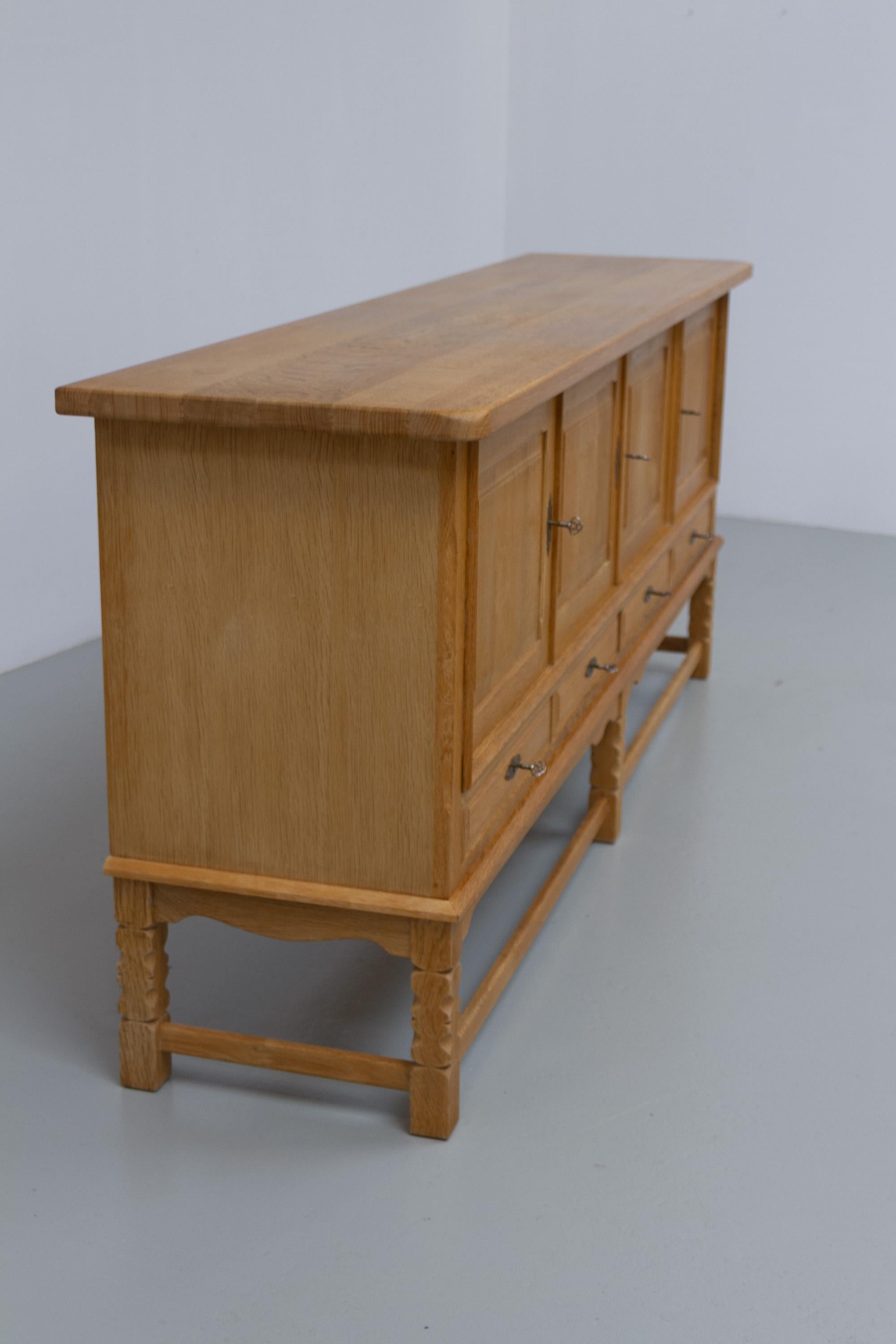 Buffet danois brutaliste en Oak attribué à Henning Kjærnulf, années 1960.

Buffet ou crédence long et bas The Modern Scandinavian Mid-Century Modern en chêne blanc nordique massif. Design brutaliste de Henning Kjærnulf pour EG Møbler,