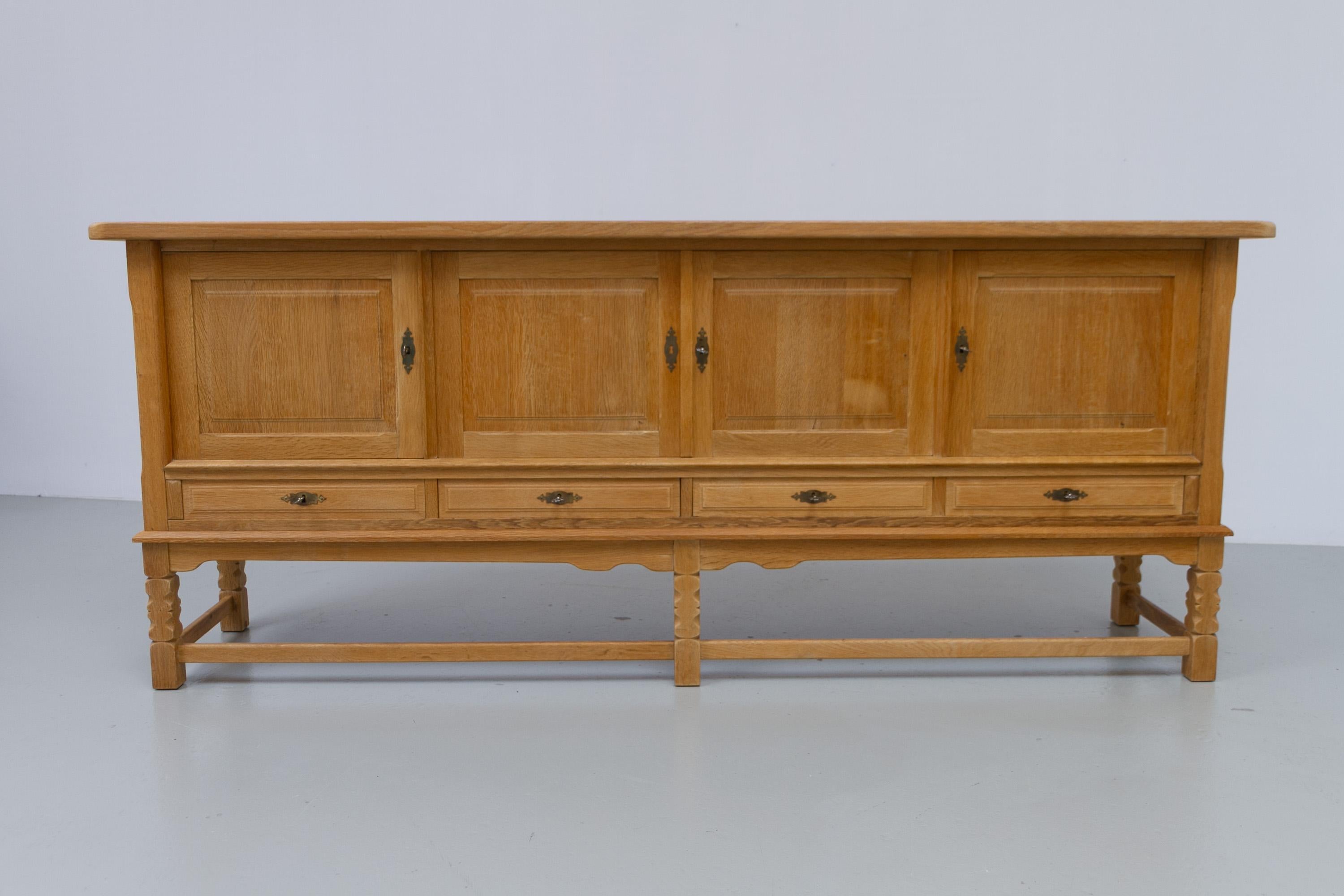 Brutalisme Buffet bas danois brutaliste en Oak attribué à Henning Kjærnulf, années 1960. en vente