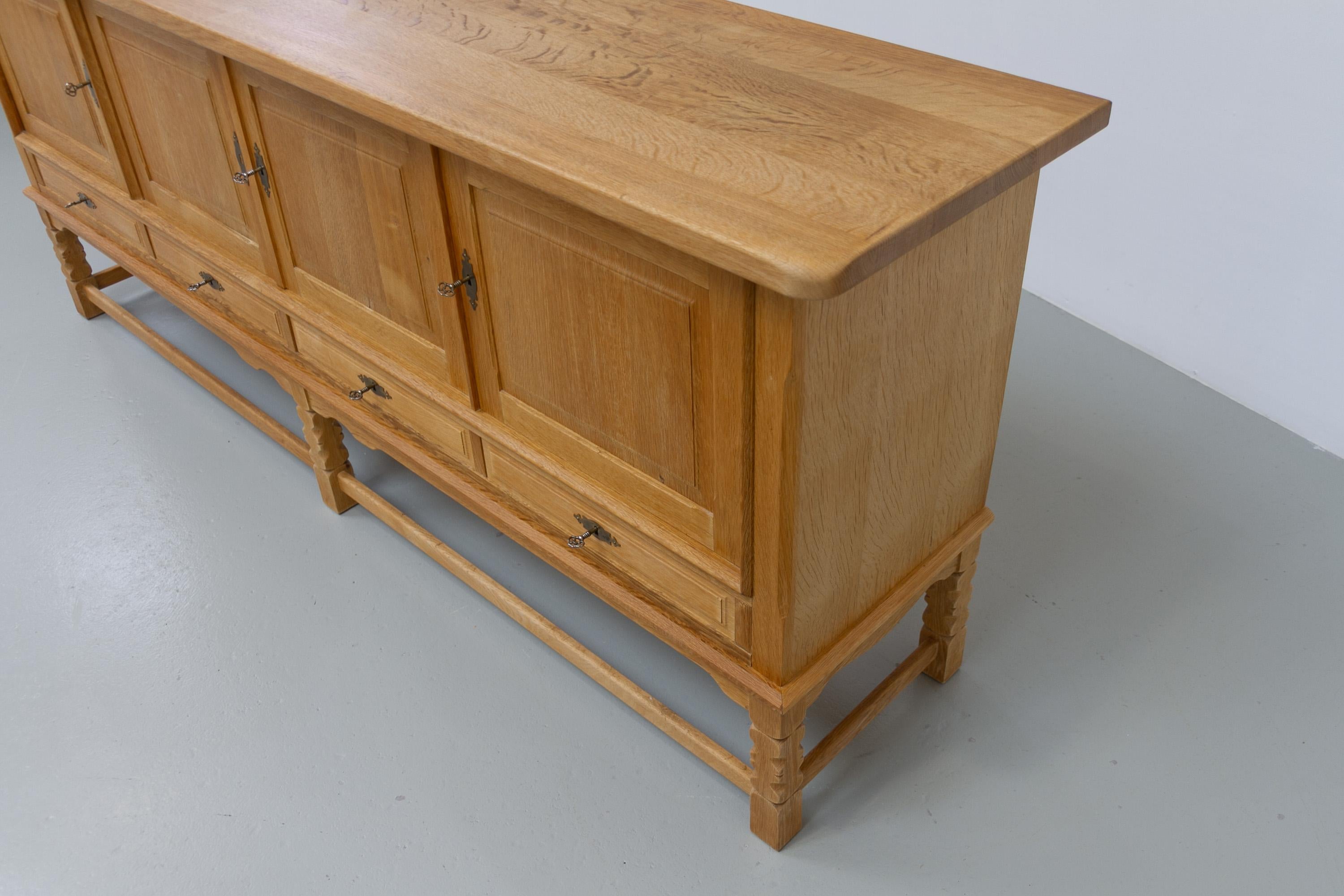 Danois Buffet bas danois brutaliste en Oak attribué à Henning Kjærnulf, années 1960. en vente