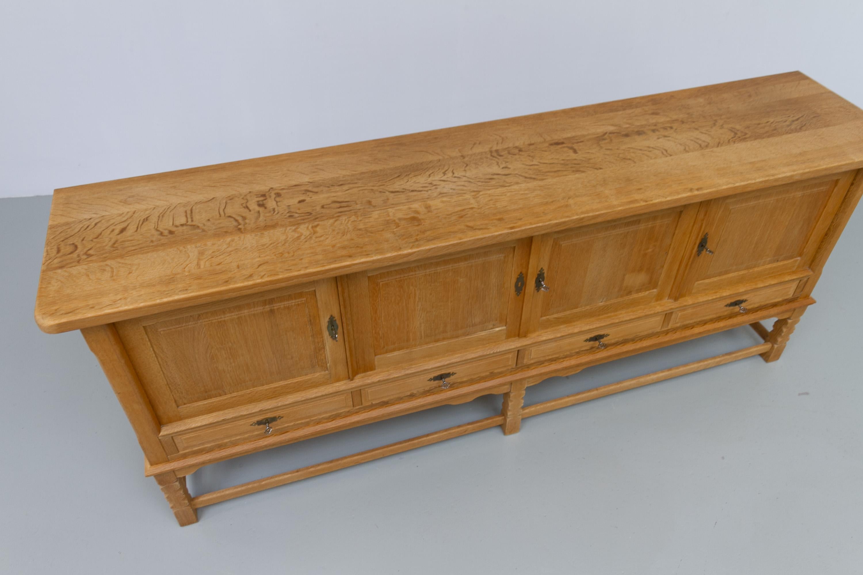 Buffet bas danois brutaliste en Oak attribué à Henning Kjærnulf, années 1960. Bon état - En vente à Asaa, DK