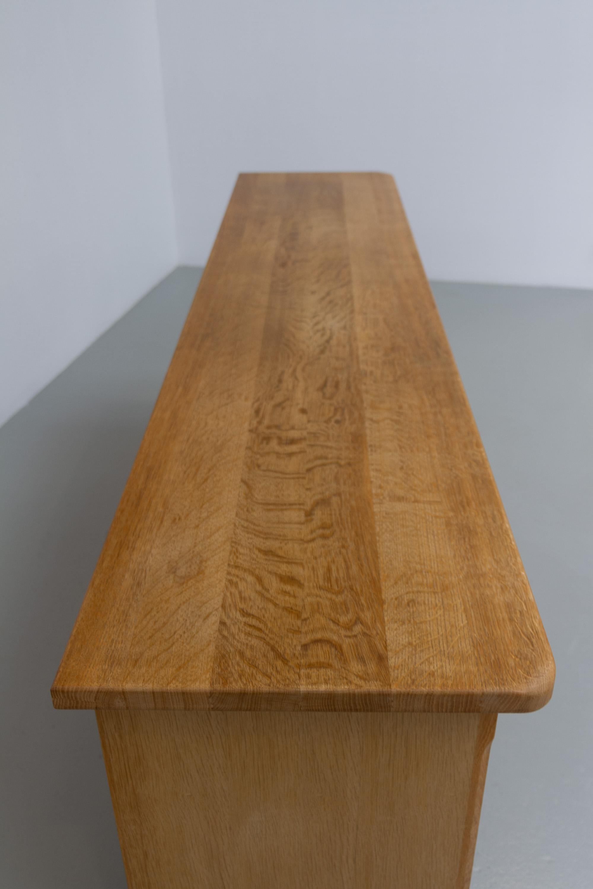 Milieu du XXe siècle Buffet bas danois brutaliste en Oak attribué à Henning Kjærnulf, années 1960. en vente