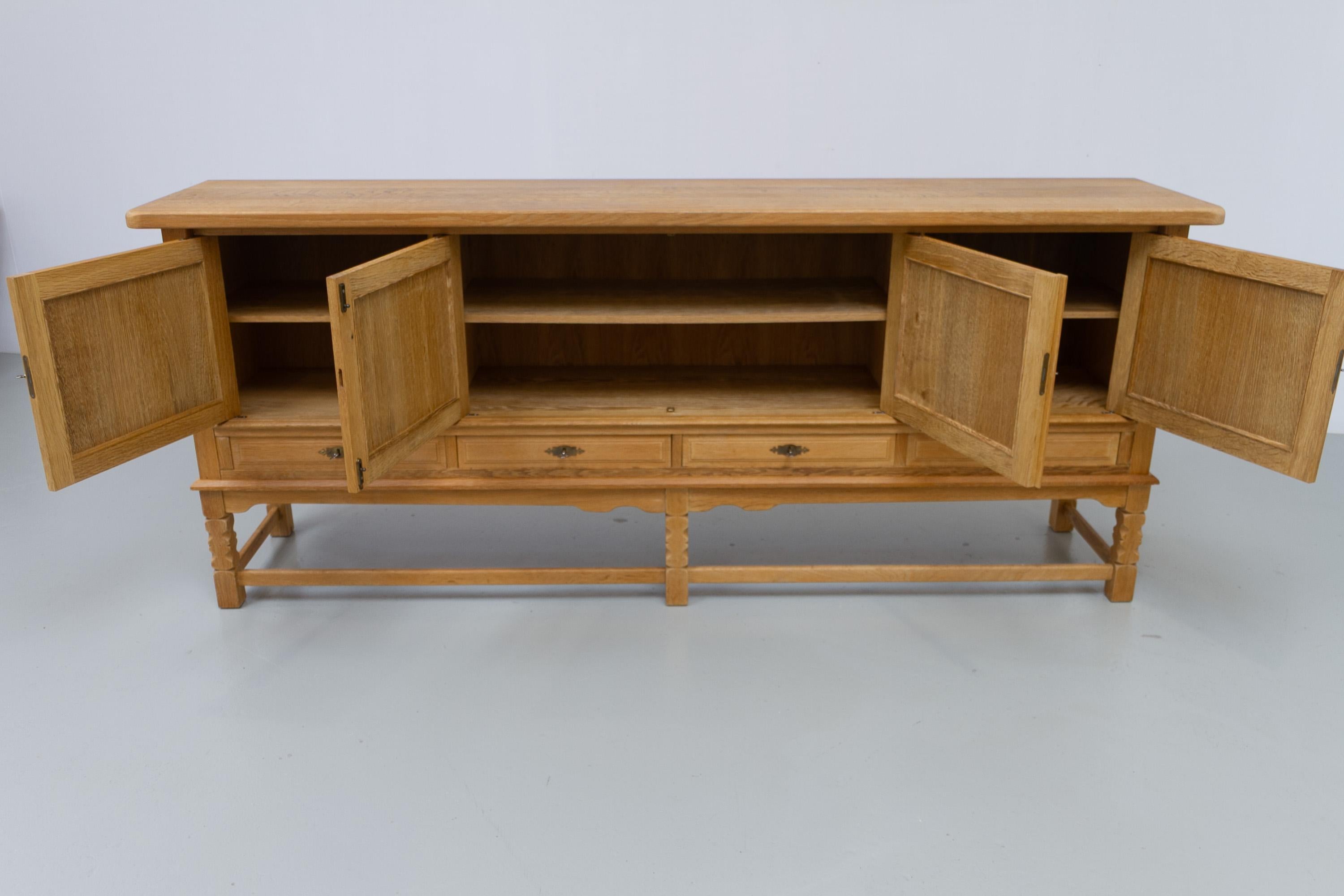 Chêne Buffet bas danois brutaliste en Oak attribué à Henning Kjærnulf, années 1960. en vente