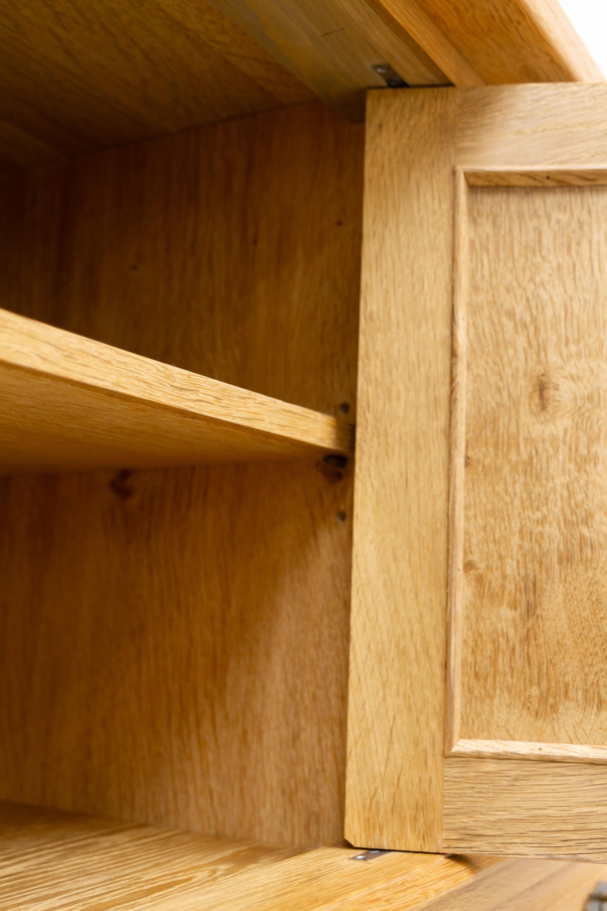 Buffet bas danois brutaliste en Oak attribué à Henning Kjærnulf, années 1960. en vente 1