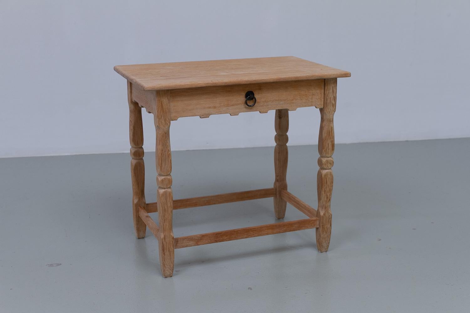 Danish Brutalist Oak Bedside table in Kjærnulf Style, 1960s.

Scandinavian Mid-Century Modern Brutalist style side table or night stand in solid Nordic White Oak made by cabinetmaker in Denmark in the 1960s.
One drawer with wrought iron pull. 

Made