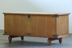 Cassapanca danese brutalista in Oak attribuita a Henning Kjærnulf, Danimarca anni '60