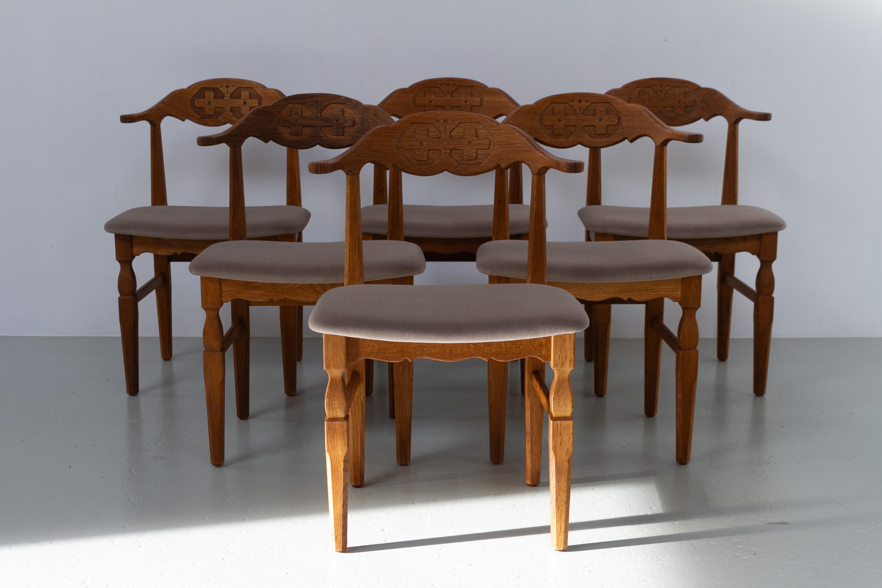 Danish Brutalist Oak Dining Chairs by Henning Kjærnulf, 1960s. Set of 6.

Set of six Danish Mid-Century Modern dining chairs designed by Danish architect Henning Kjærnulf and manufactured by EG Kvalitetsmøbel, Denmark in the 1960s. Henning Kjærnulf