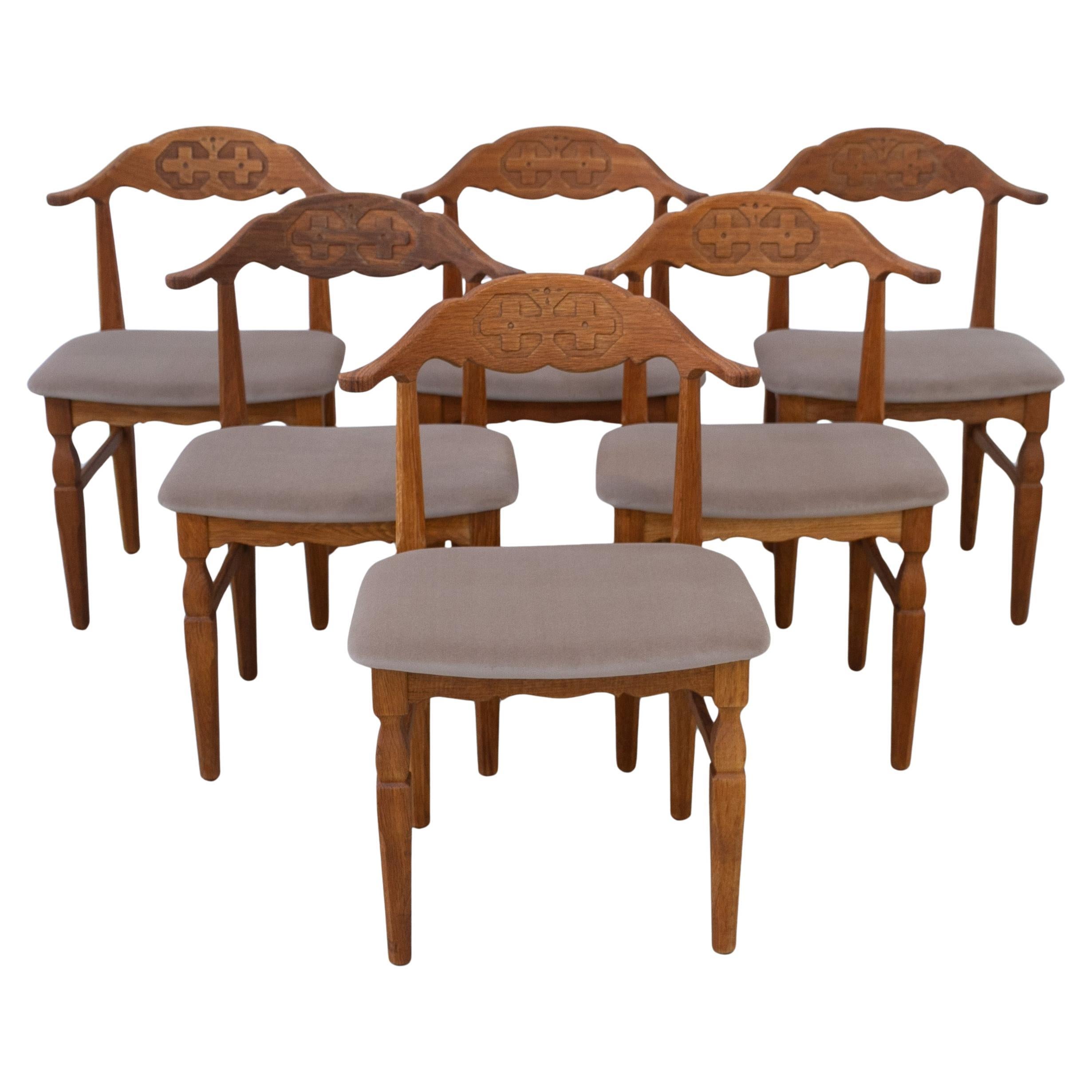 Sillas de comedor danesas Brutalistas de roble de Henning Kjærnulf, década de 1960. Juego de 6.