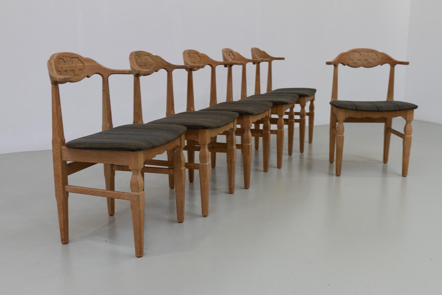 Sedie da pranzo danesi brutaliste in Oak di Henning Kjærnulf, anni '70. Set di 6 pezzi. in vendita 7