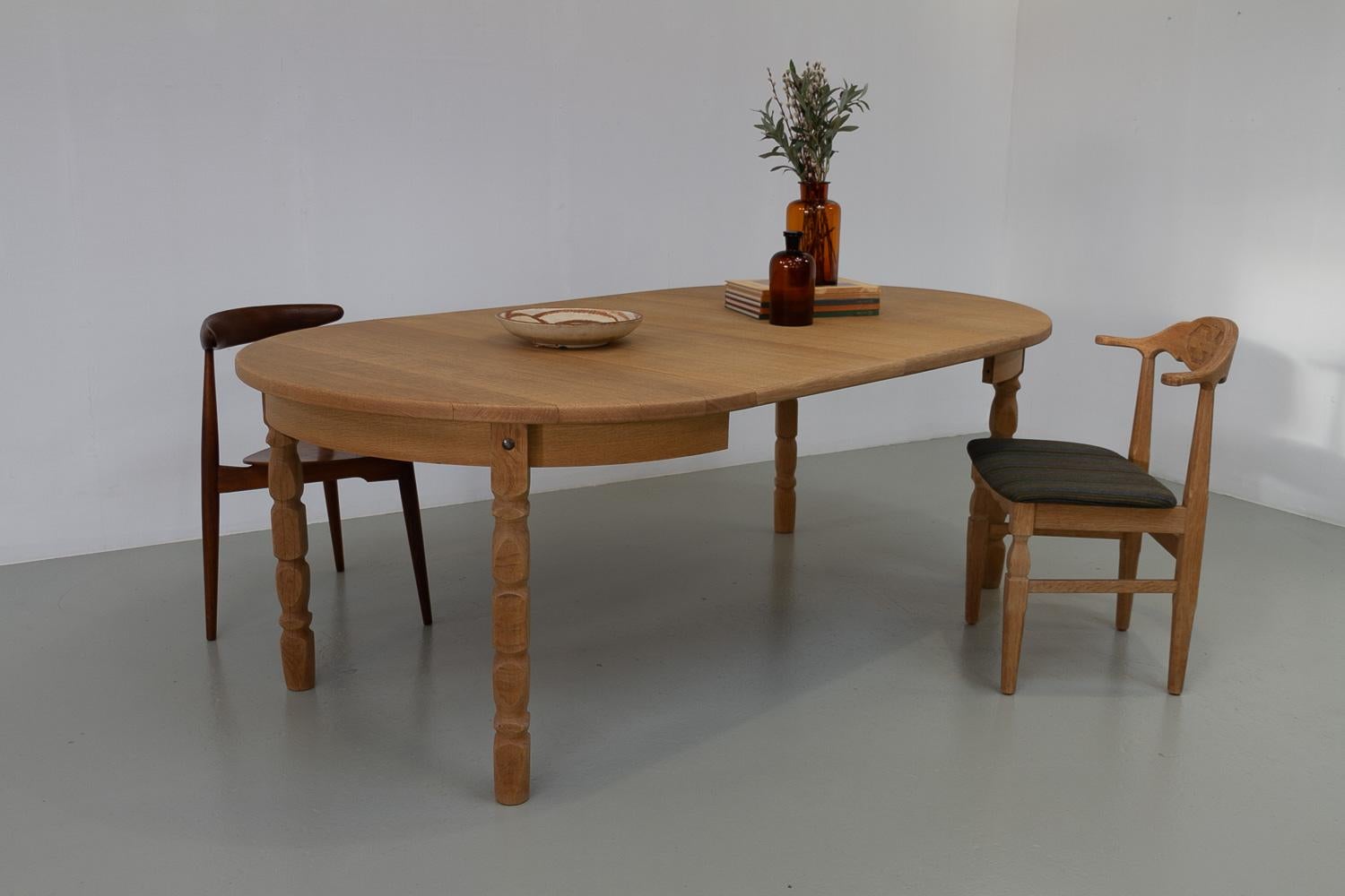 Sedie da pranzo danesi brutaliste in Oak di Henning Kjærnulf, anni '70. Set di 6 pezzi. in vendita 12