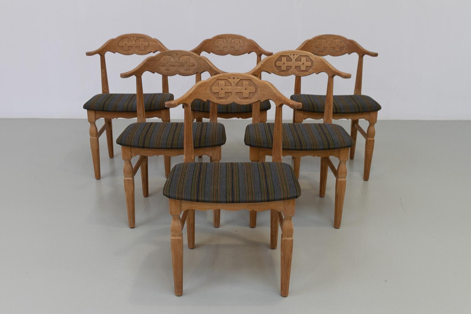 Sedie da pranzo danesi brutaliste in Oak di Henning Kjærnulf, anni '70. Set di 6 pezzi.

Set di sei sedie da pranzo moderne danesi disegnate dal noto architetto danese Henning Kjærnulf e prodotte da EG Møbler, Danimarca, negli anni '1970.
Henning