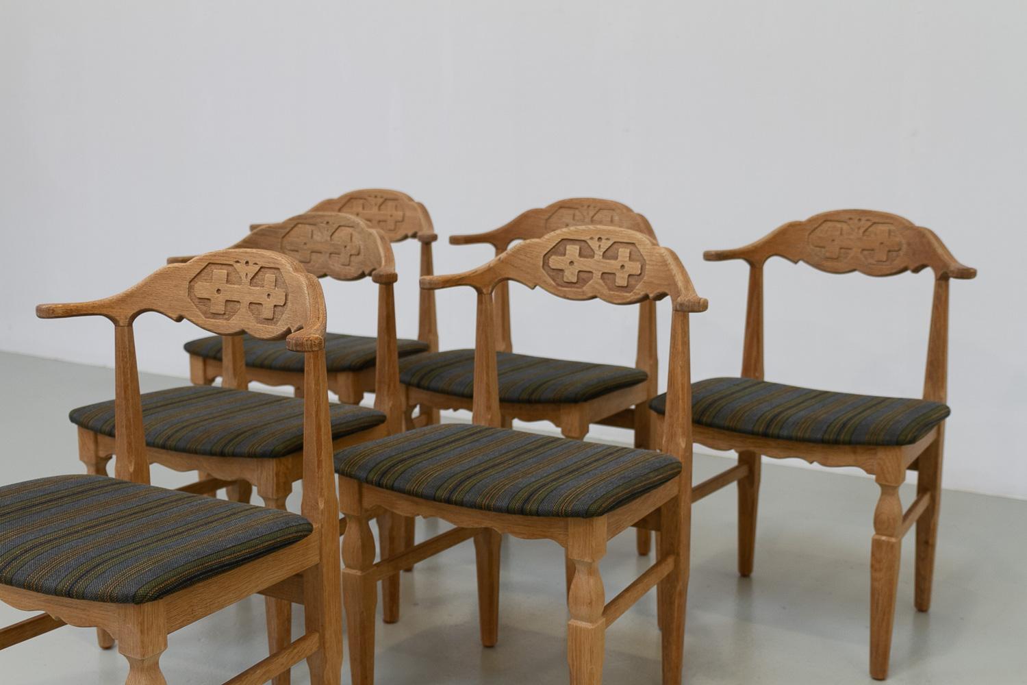 Brutalismo Sedie da pranzo danesi brutaliste in Oak di Henning Kjærnulf, anni '70. Set di 6 pezzi. in vendita