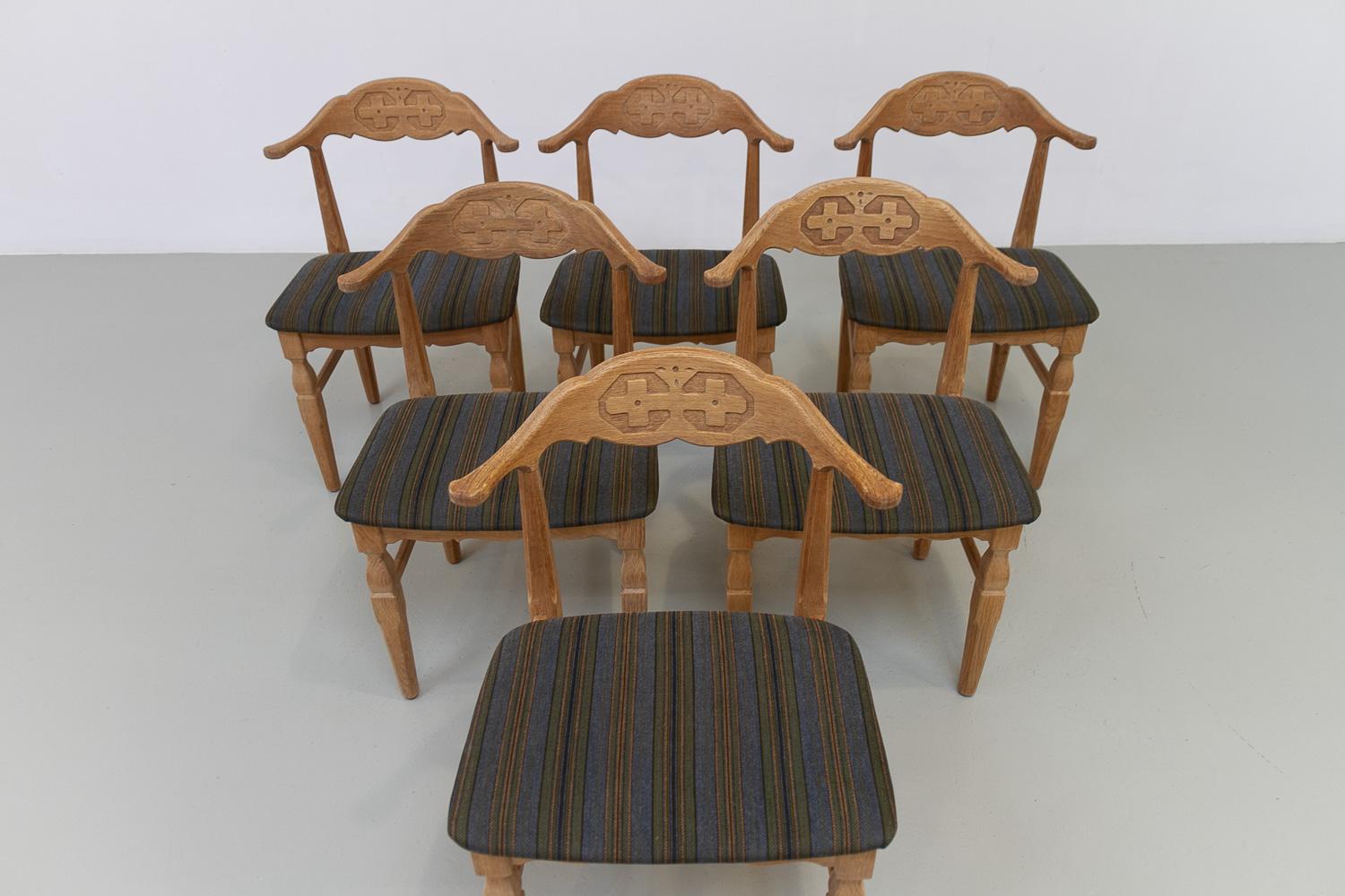 Sedie da pranzo danesi brutaliste in Oak di Henning Kjærnulf, anni '70. Set di 6 pezzi. In condizioni buone in vendita a Asaa, DK