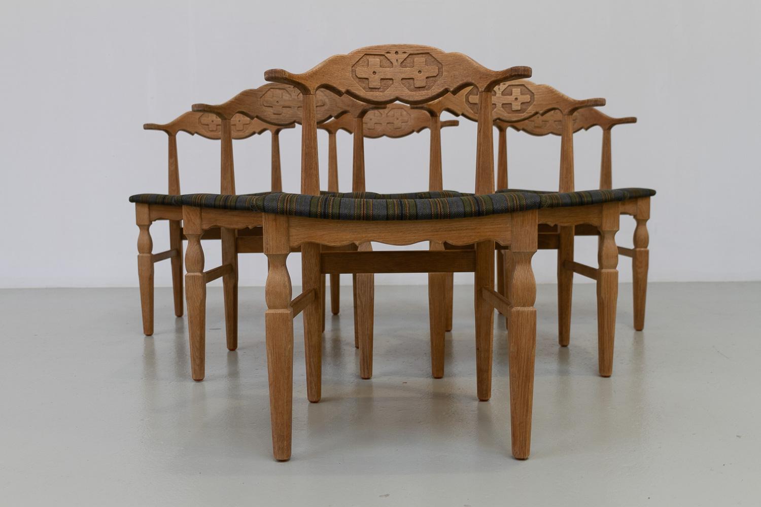 Quercia Sedie da pranzo danesi brutaliste in Oak di Henning Kjærnulf, anni '70. Set di 6 pezzi. in vendita