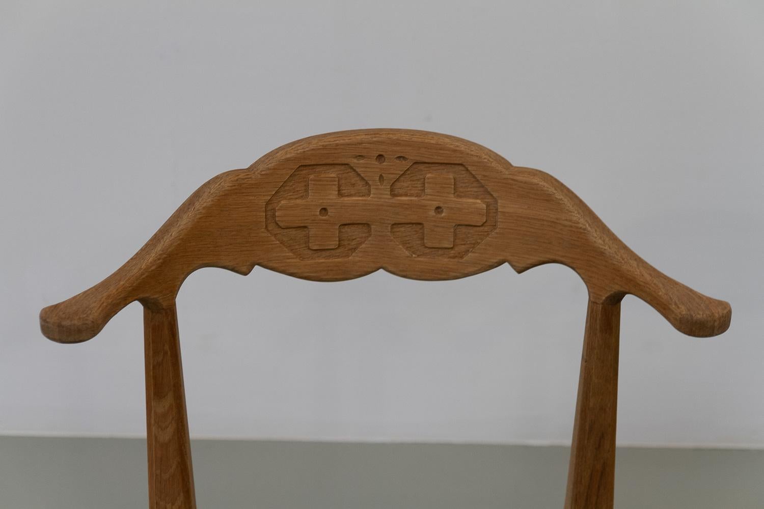 Sedie da pranzo danesi brutaliste in Oak di Henning Kjærnulf, anni '70. Set di 6 pezzi. in vendita 1