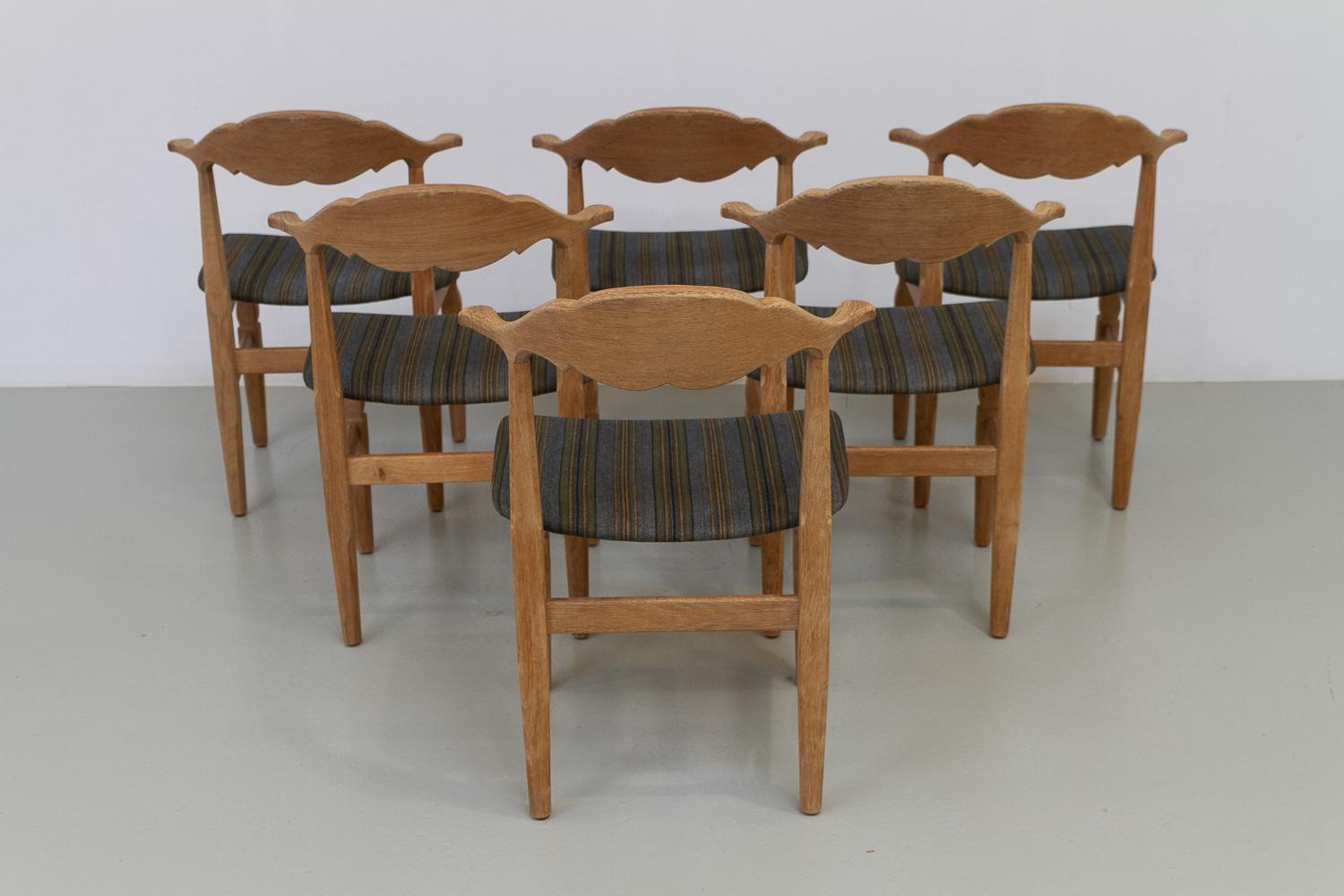 Sedie da pranzo danesi brutaliste in Oak di Henning Kjærnulf, anni '70. Set di 6 pezzi. in vendita 2