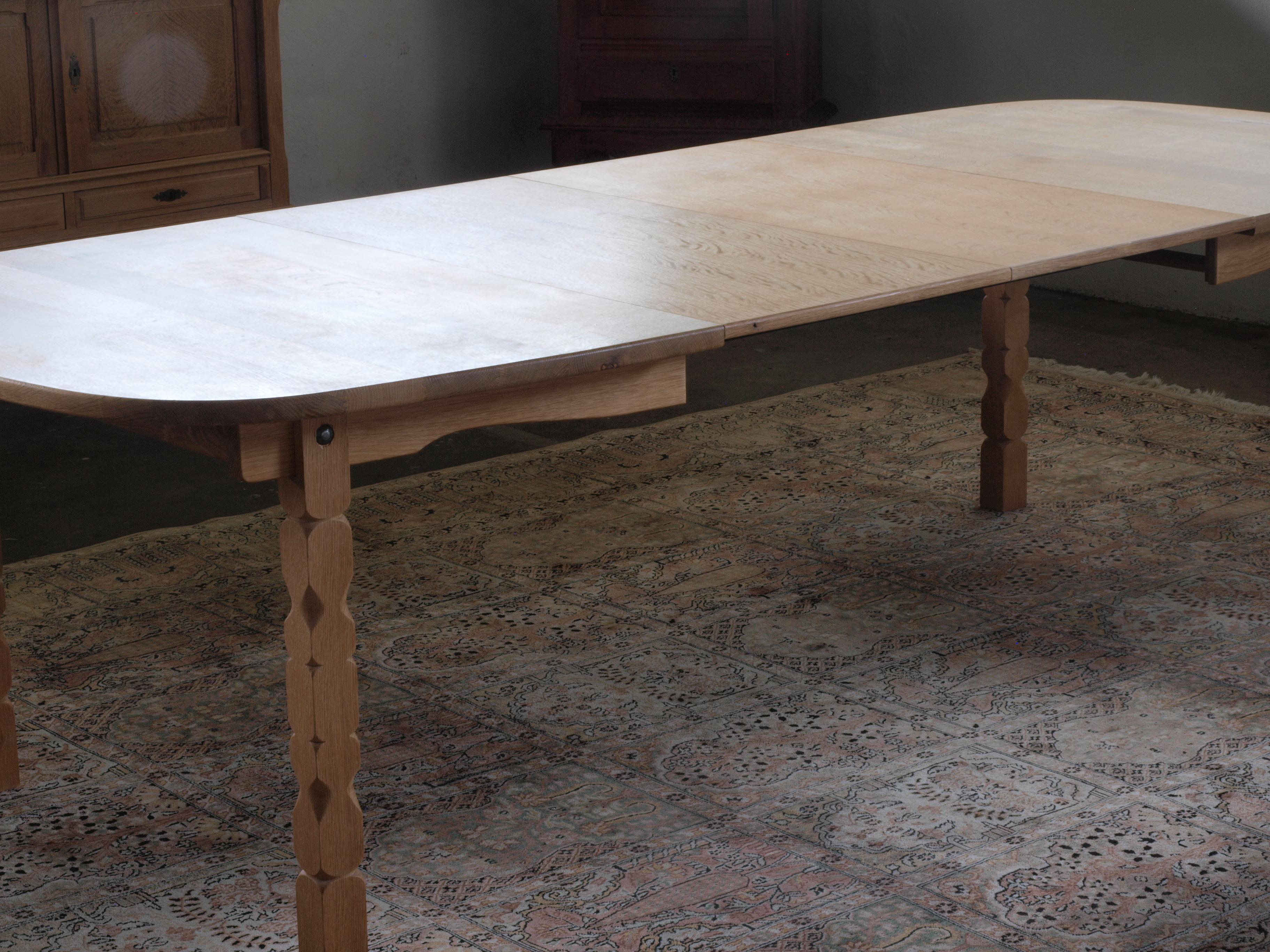 Dieser Tisch aus Eichenholz im Vintage-Stil verkörpert die Essenz von Kjaernulfs Möbeldesign. Seine brutalistische Ästhetik, die durch die filigranen Schnitzereien an den Beinen unterstrichen wird, wird durch seine abgerundete Form wunderbar