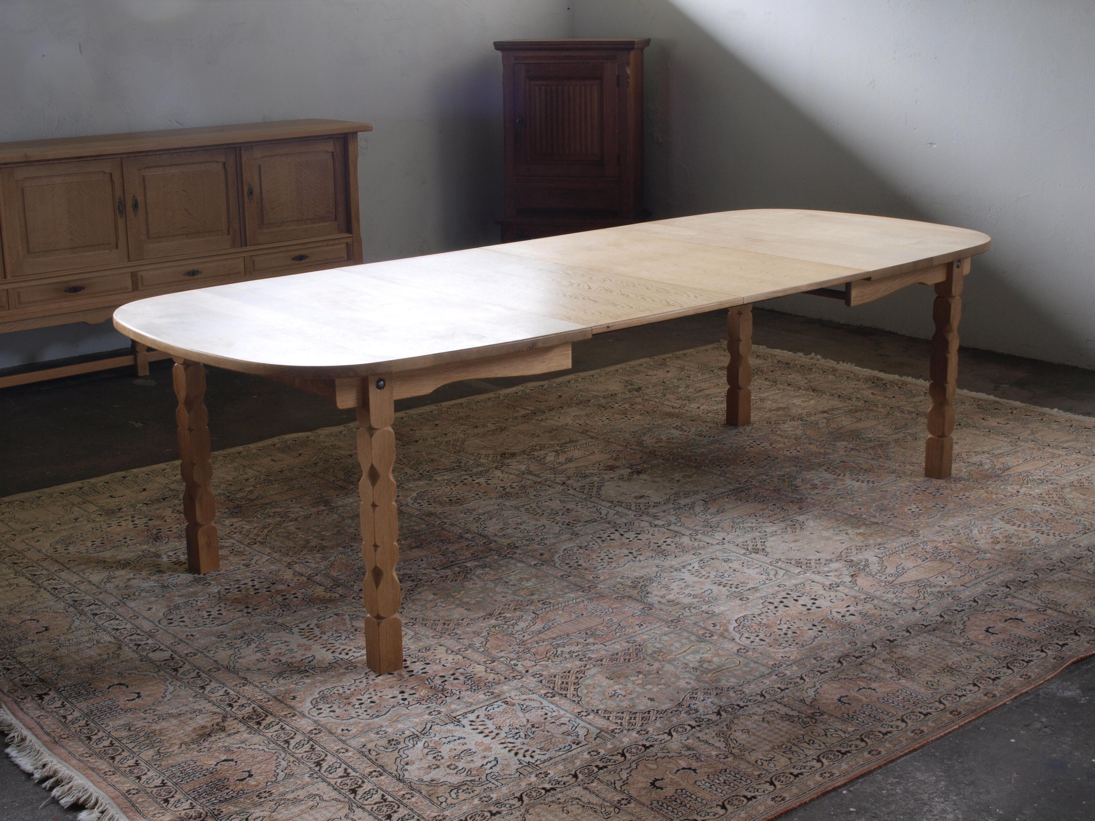 Danish Brutalist Oak Dining Table in the style of Henning Kjærnulf, 1960s In Good Condition For Sale In Store Heddinge, DK