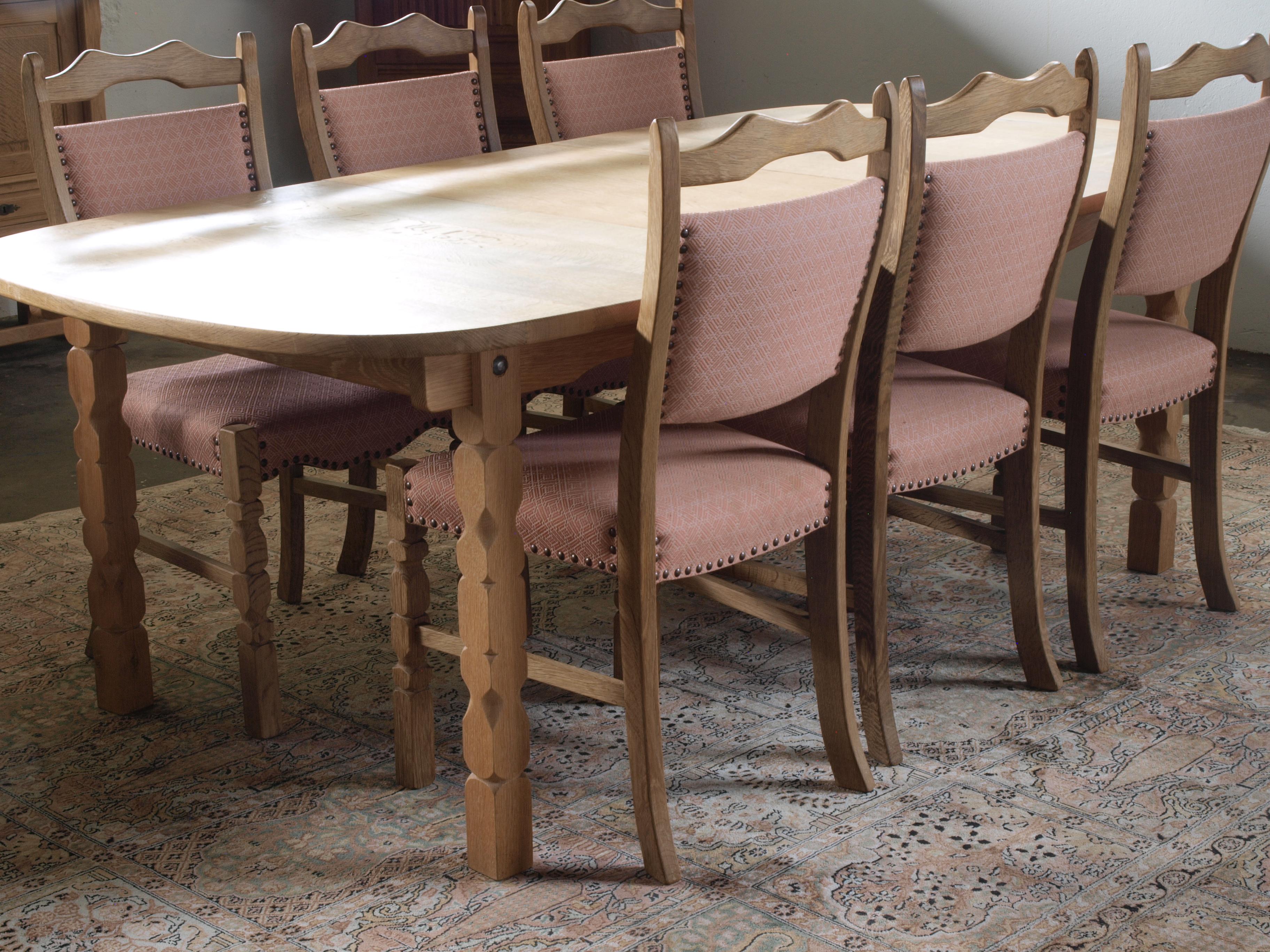 Table de salle à manger danoise brutaliste en Oak dans le style de Henning Kjærnulf, années 1960 Bon état - En vente à Store Heddinge, DK