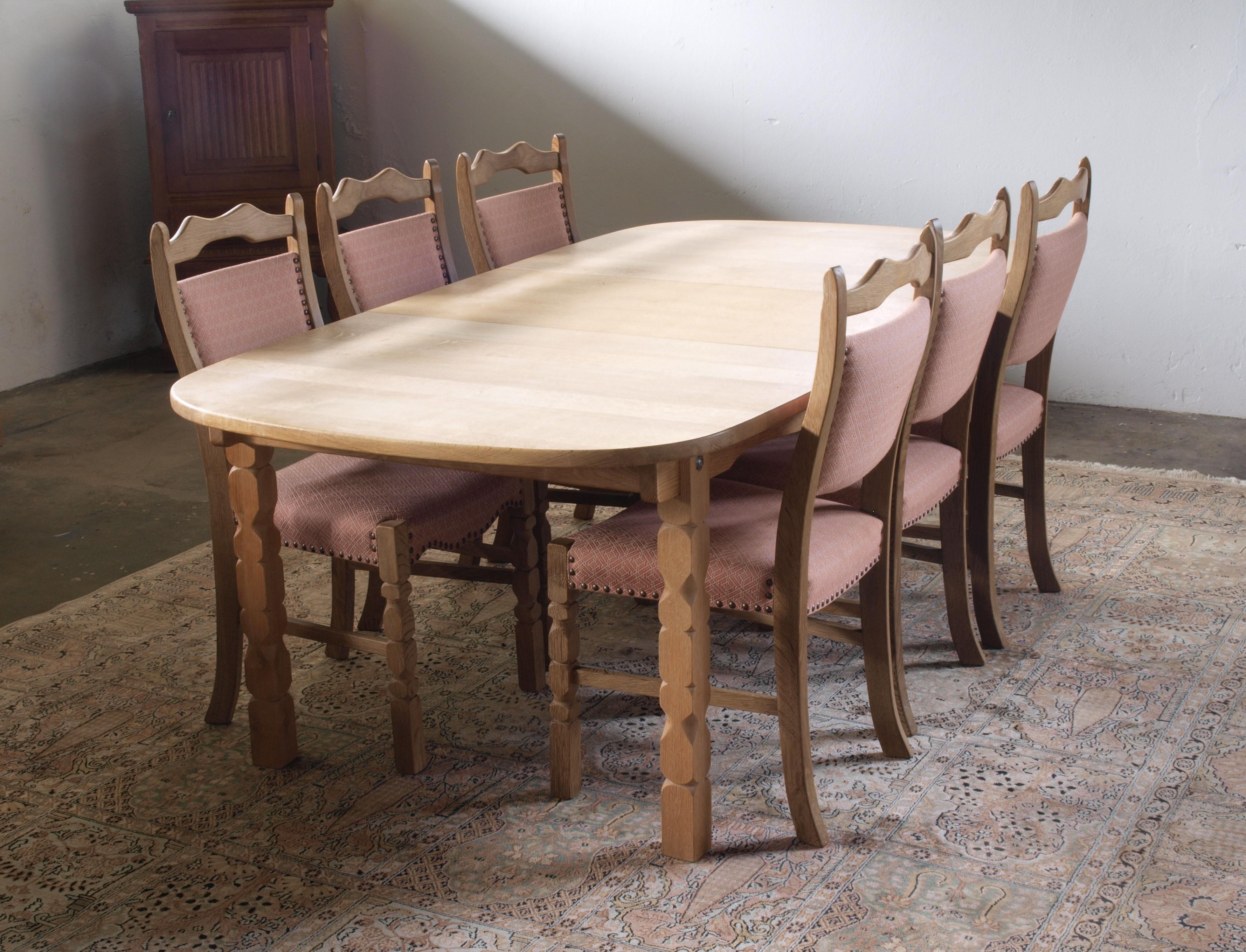 Chêne Table de salle à manger danoise brutaliste en Oak dans le style de Henning Kjærnulf, années 1960 en vente
