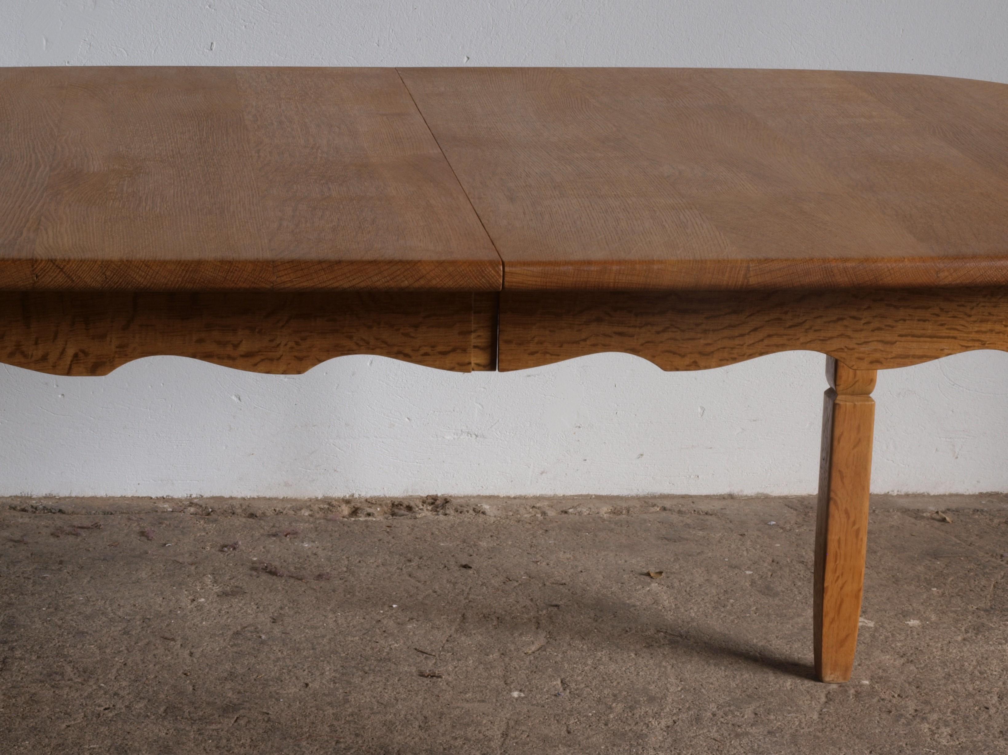 Danish Brutalist Oak Dining Table, In the style of Henning Kjærnulf In Good Condition In Store Heddinge, DK