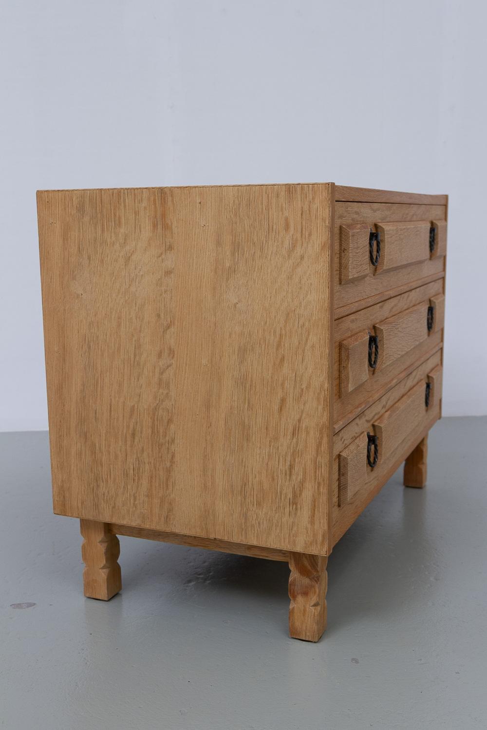 Cassettone danese brutalista in Oak in stile Kjærnulf, anni '60. in vendita 3