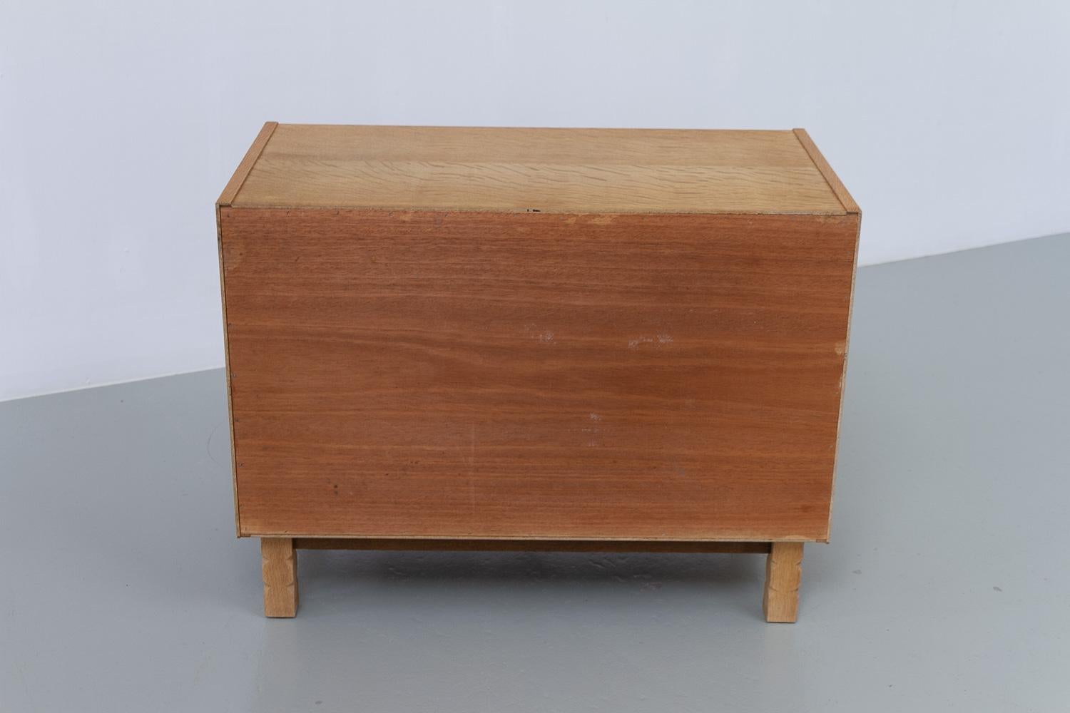 Cassettone danese brutalista in Oak in stile Kjærnulf, anni '60. in vendita 4