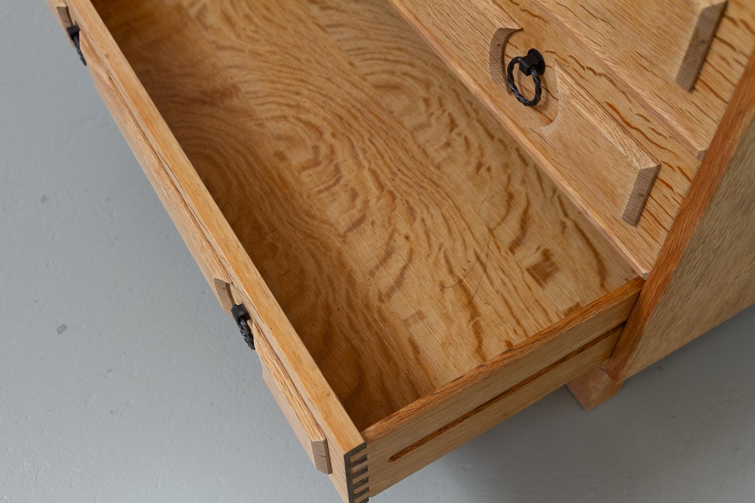 Cassettone danese brutalista in Oak in stile Kjærnulf, anni '60. in vendita 5
