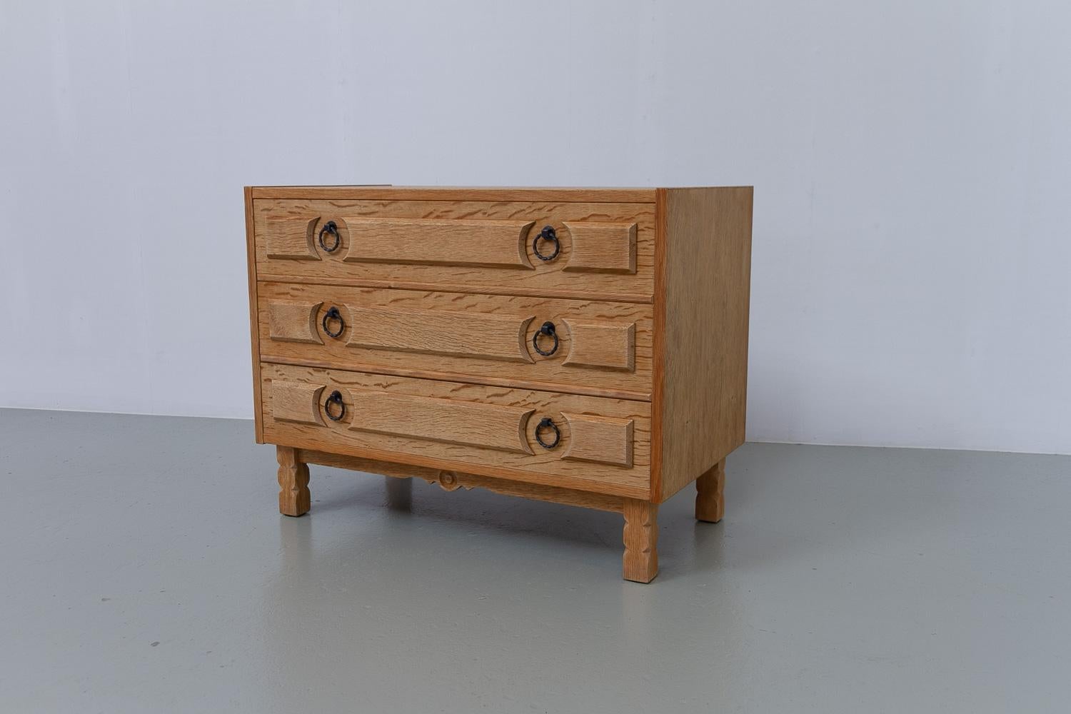 Cassettone danese brutalista in Oak in stile Kjærnulf, anni '60. in vendita 7
