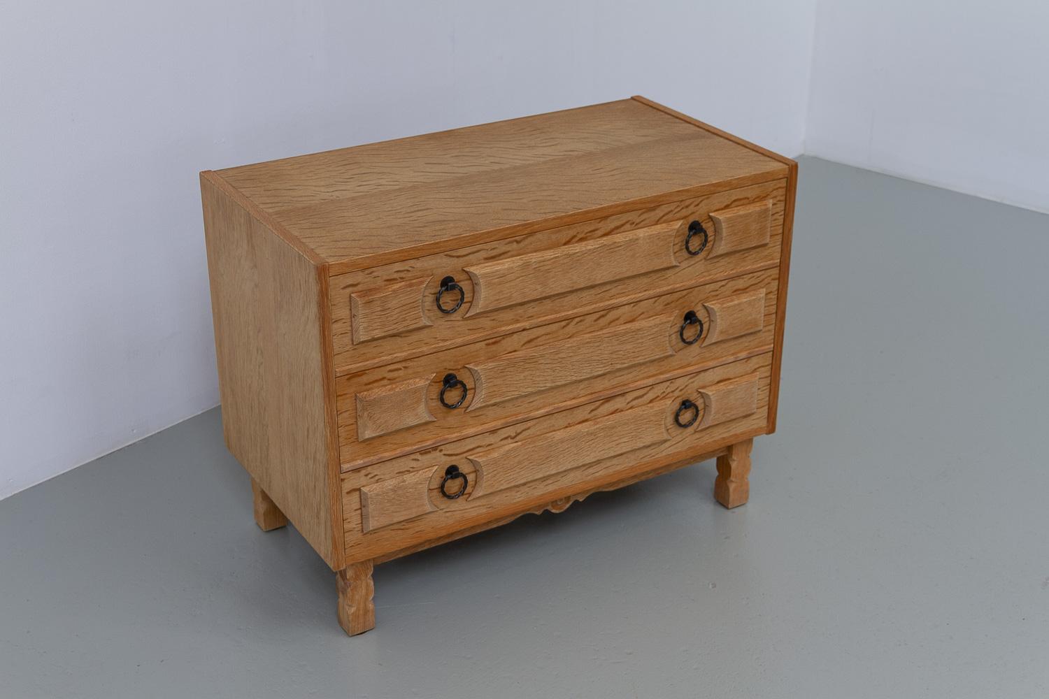 Cassettone danese brutalista in Oak in stile Kjærnulf, anni '60. in vendita 8