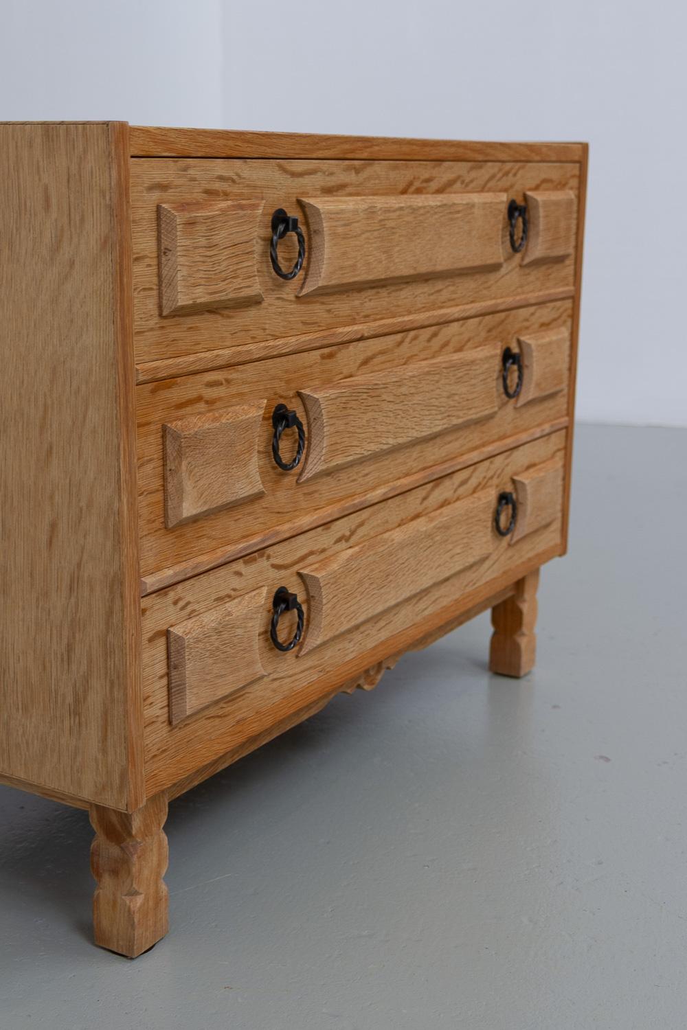 Cassettone danese brutalista in Oak in stile Kjærnulf, anni '60. in vendita 9