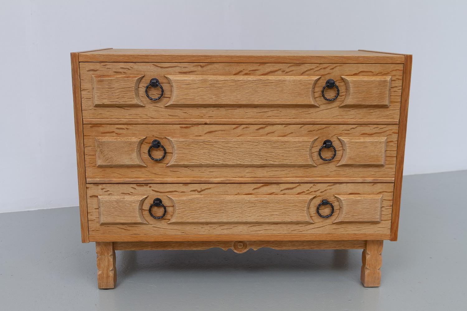 Cassettone danese brutalista in Oak in stile Kjærnulf, anni '60. in vendita 10