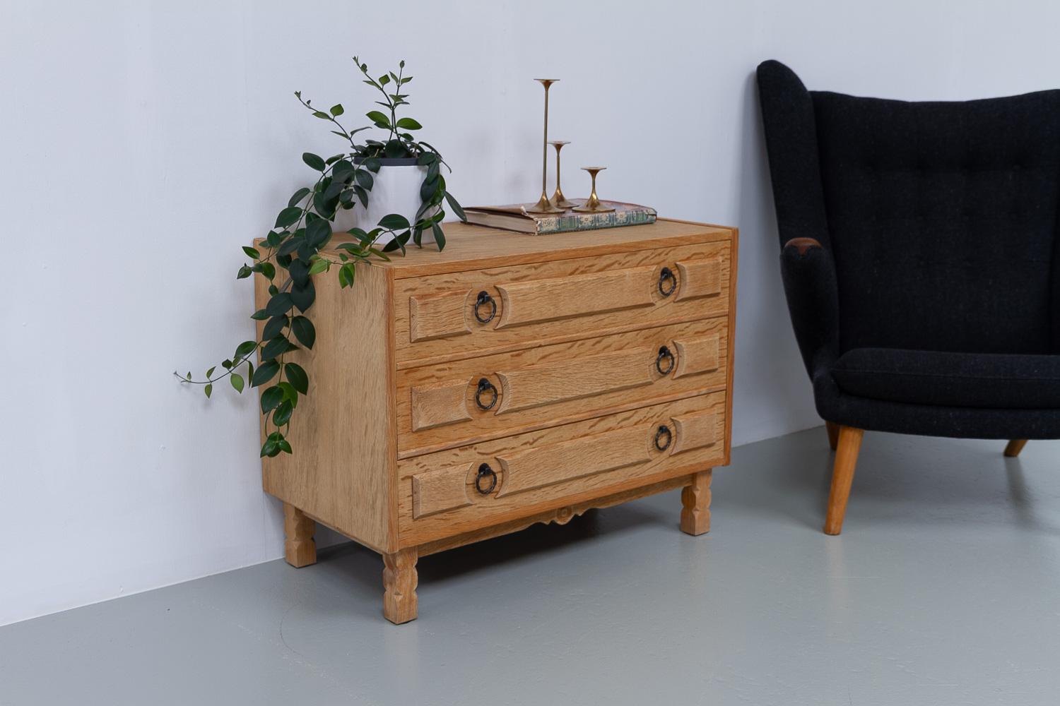 Cassettone danese brutalista in Oak in stile Kjærnulf, anni '60. in vendita 11