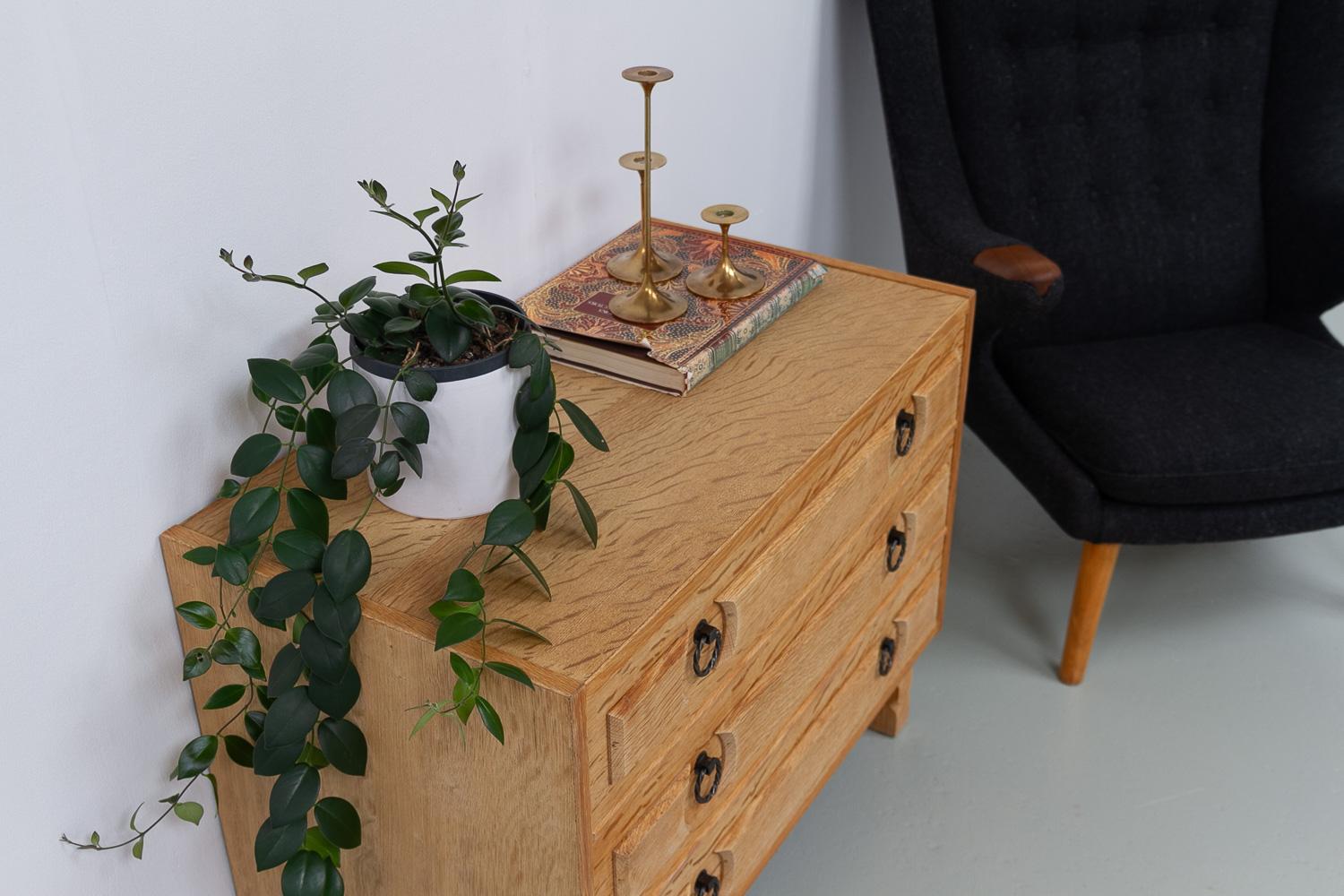 Cassettone danese brutalista in Oak in stile Kjærnulf, anni '60. in vendita 12