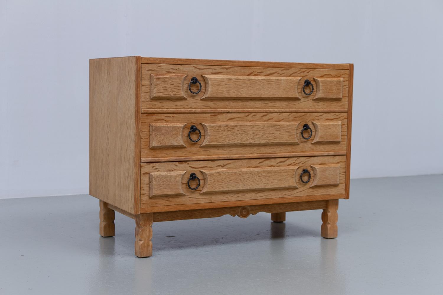 Cassettone danese brutalista in Oak in stile Kjærnulf, anni '60.

Cassettiera scandinava in stile brutalista Mid-Century Modern in Nordic White Oak realizzata da un ebanista danese negli anni '60.
Questo mobile presenta tre ampi cassetti con