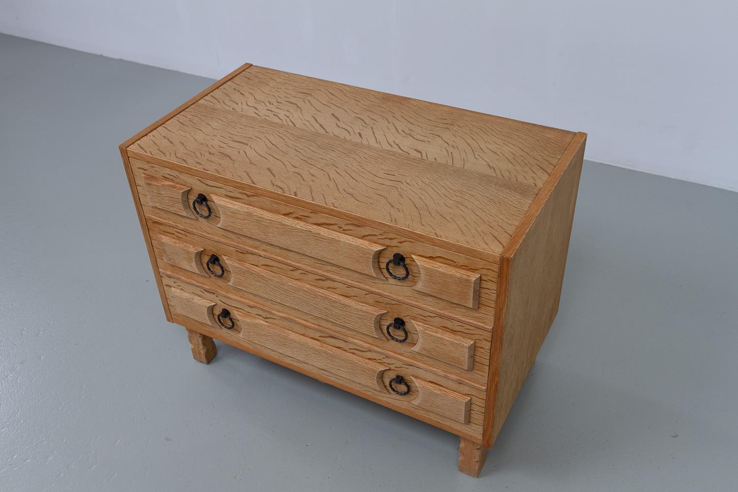 Mid-Century moderno Cassettone danese brutalista in Oak in stile Kjærnulf, anni '60. in vendita