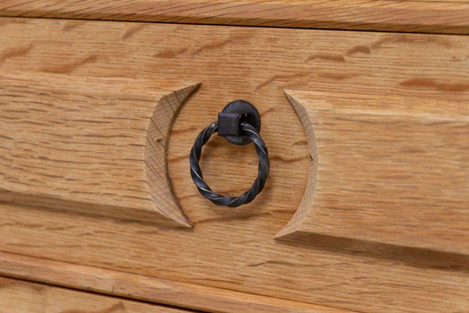 Cassettone danese brutalista in Oak in stile Kjærnulf, anni '60. in vendita 1