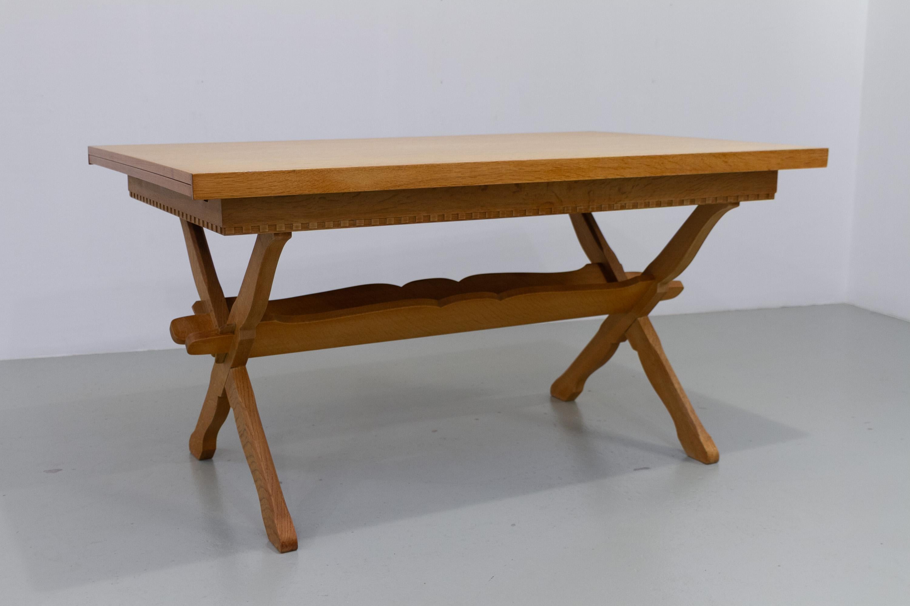 Table de salle à manger extensible danoise en Oak Brutalist attr. à Henning Kjærnulf, années 1960.

Table de salle à manger The Modern Scandinavian Mid-Century Modern en chêne nordique clair. Attribué au designer danois Henning/Henry Kjærnulf.