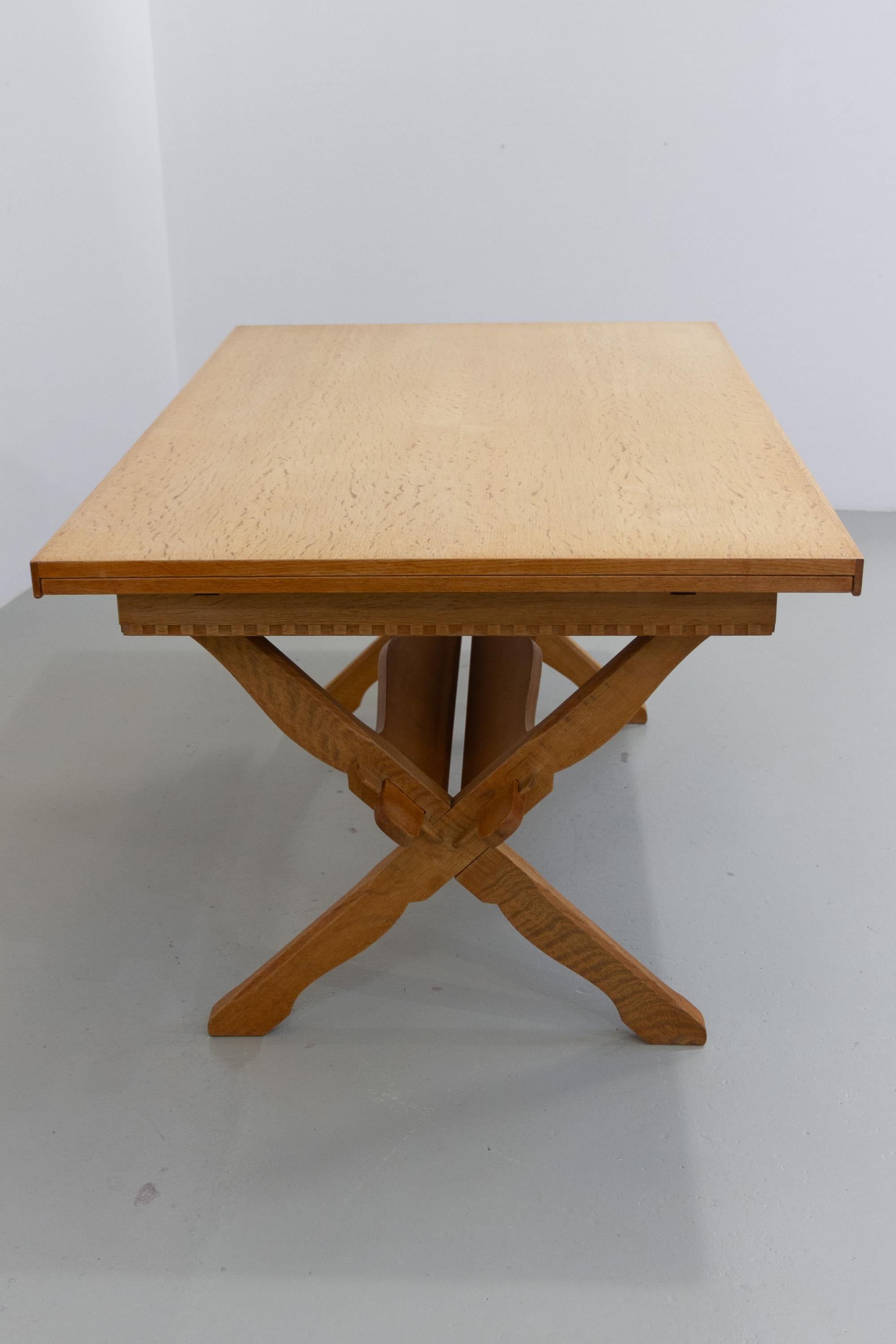 Danish Brutalist Oak Extendable Dining Table attr. to Henning Kjærnulf, 1960s. Bon état - En vente à Asaa, DK