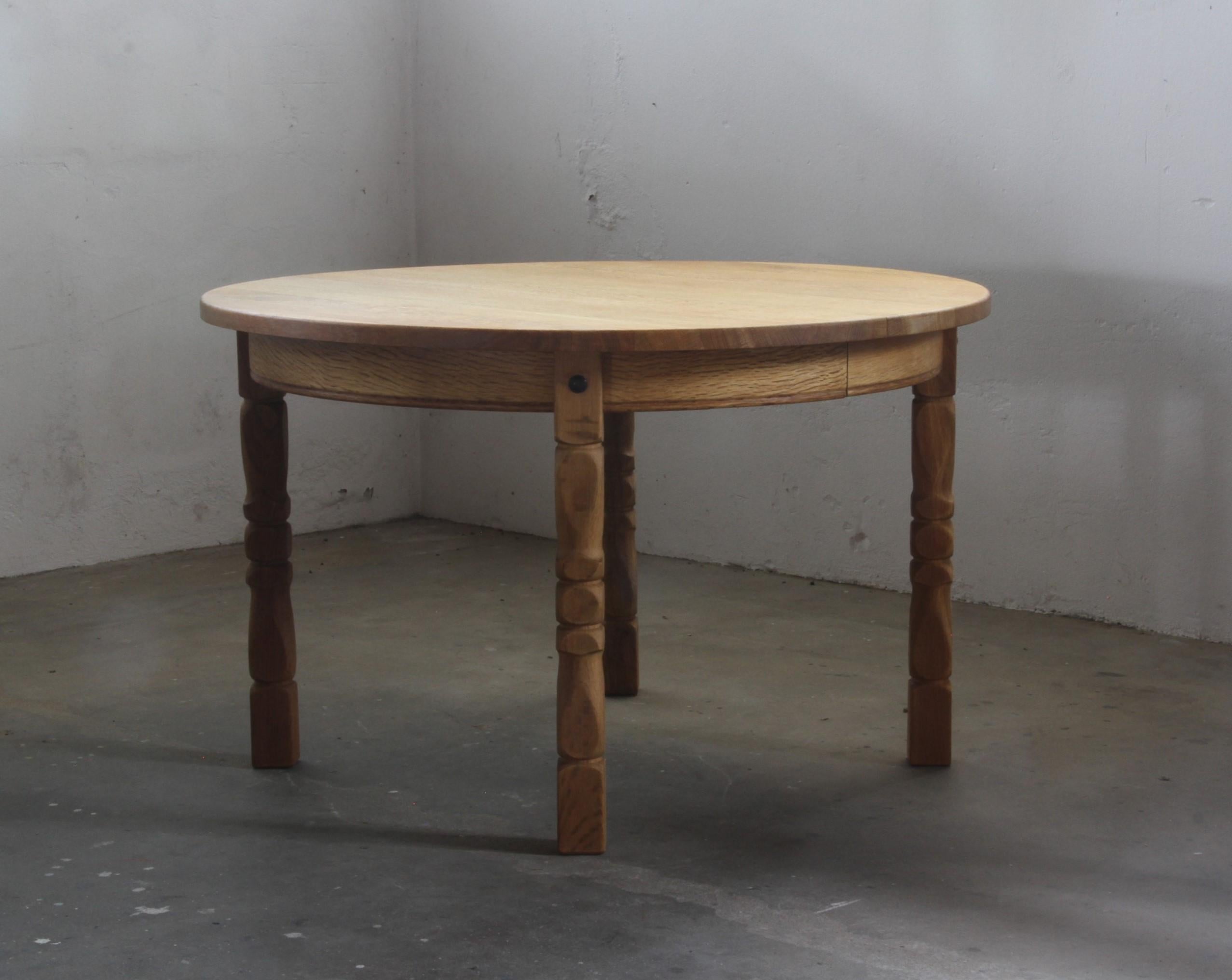 Danish Brutalist Oak Extending Dining Table in the style of Henning Kjærnulf, 19 In Good Condition For Sale In Store Heddinge, DK