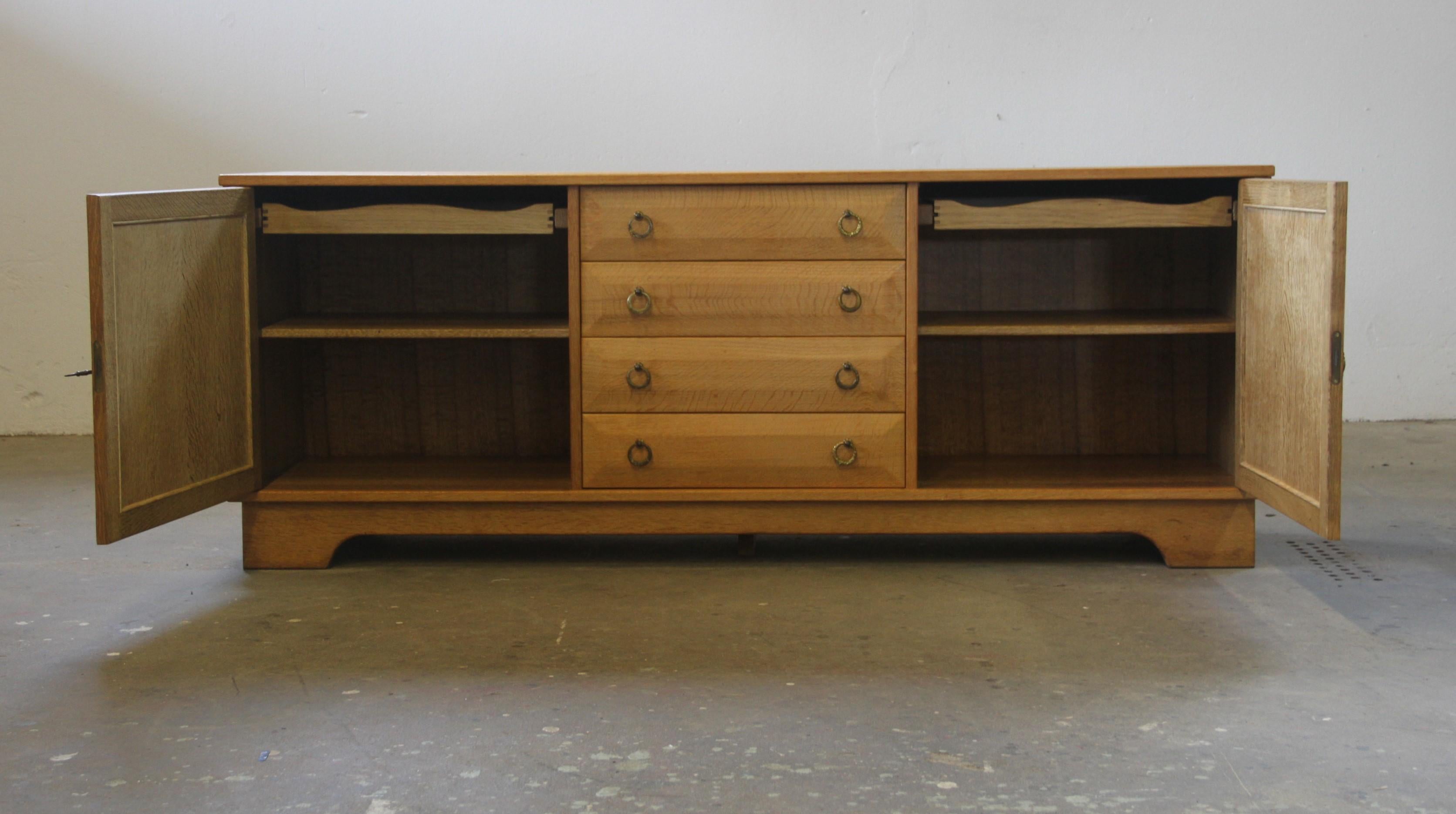 Danish Brutalist Oak Low Sideboard, credenza style of Henning Kjærnulf, 1970s In Good Condition For Sale In Store Heddinge, DK