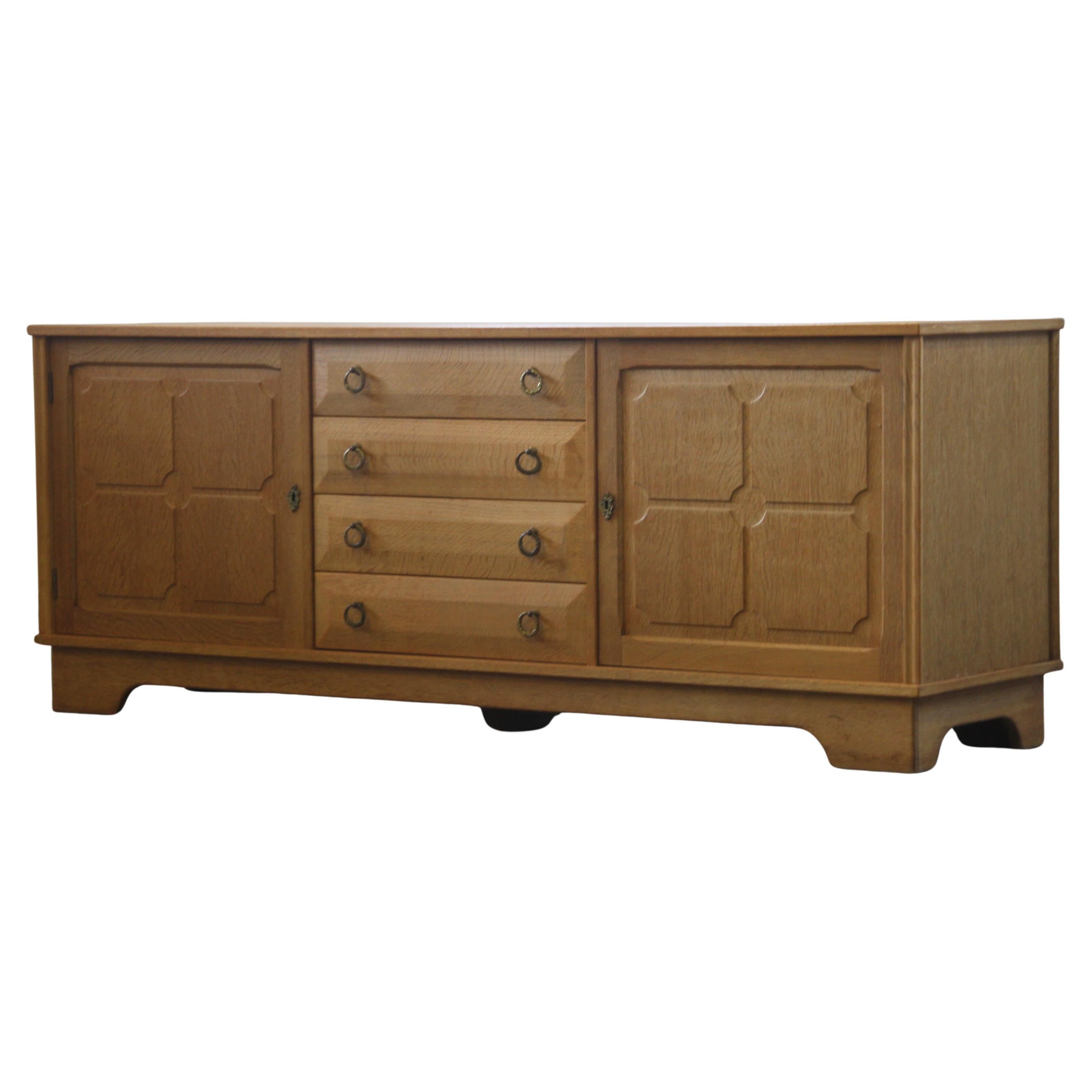 Buffet bas danois brutaliste en Oak, style crédence de Henning Kjærnulf, années 1970