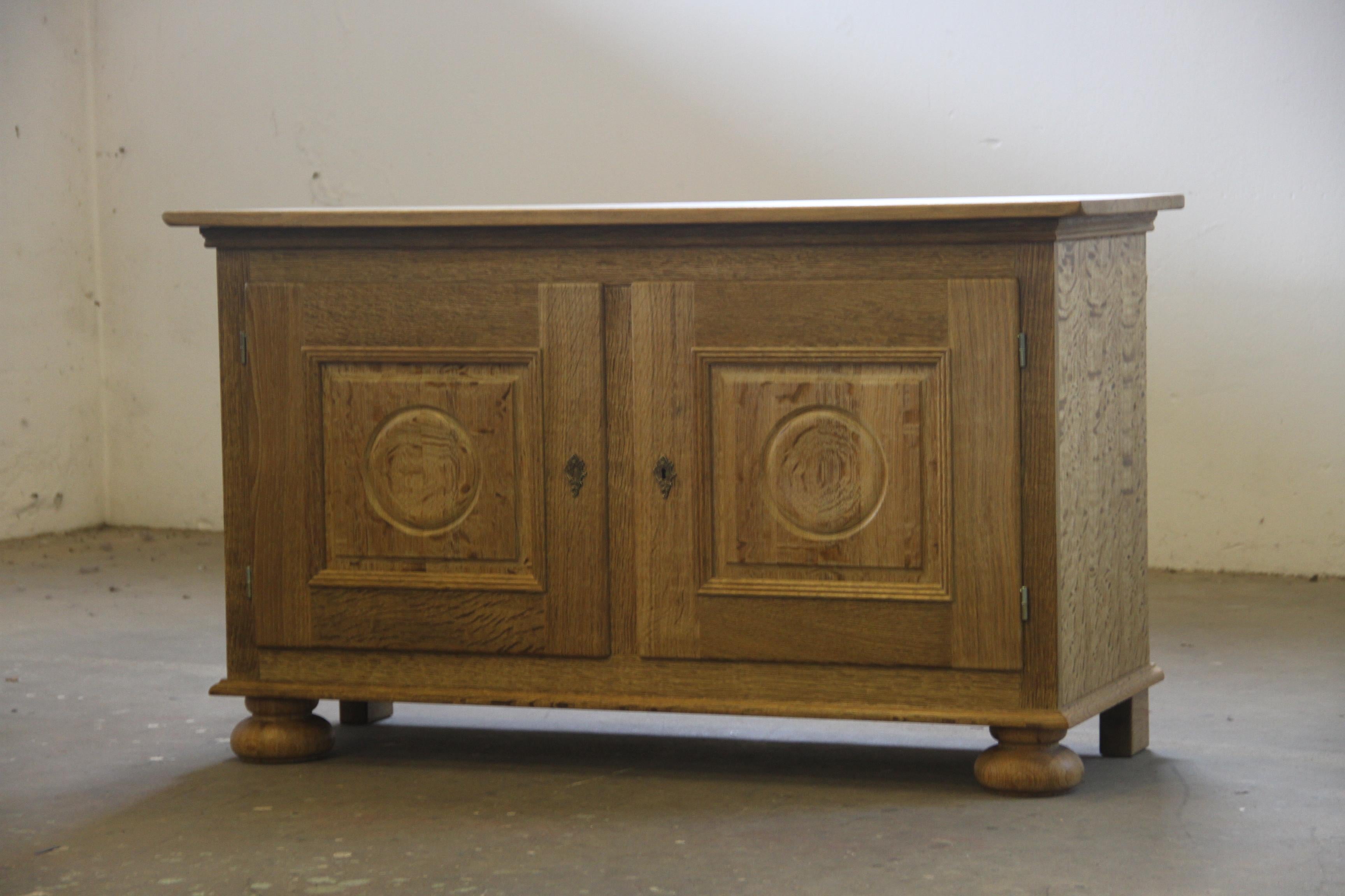 Danish Brutalist Oak Low Sideboard style of Henning Kjærnulf, 1970s In Good Condition For Sale In Store Heddinge, DK