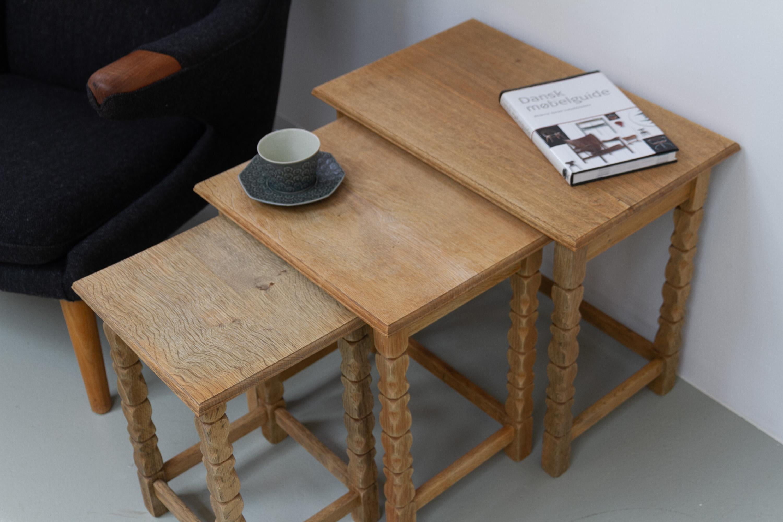 Danish Brutalist Oak Nesting Tables in Kjærnulf style, 1970s. Set of 3. in vendita 11