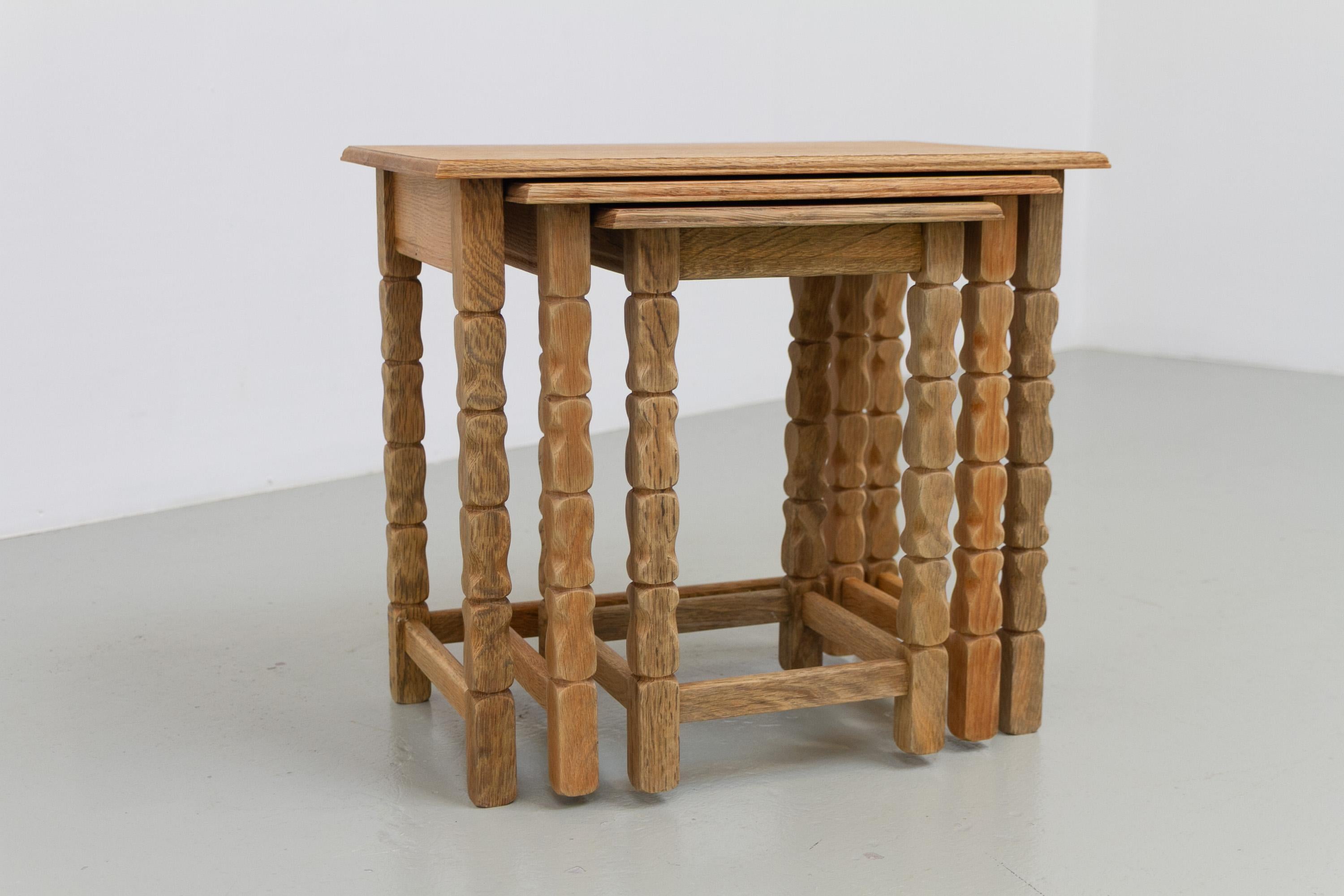 Tavolini brutalisti danesi in Oak in stile Kjærnulf, anni '70. Set di 3.

Set di tre tavolini da salotto o impilabili in massello di quercia bianca nordica. Realizzato in Danimarca negli anni '70 nello stile di Henning Kjærnulf. 

Possono essere
