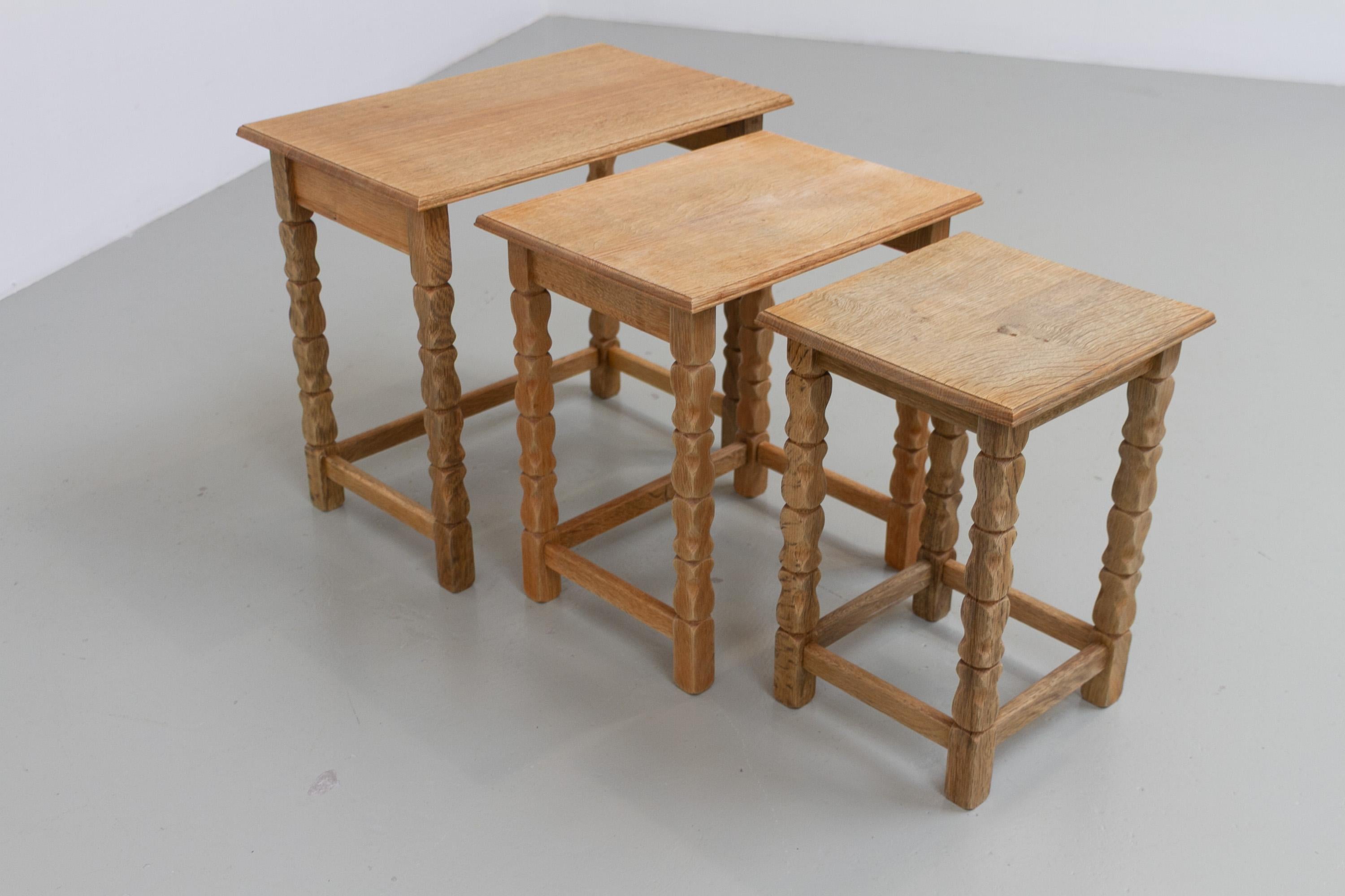 Fine XX secolo Danish Brutalist Oak Nesting Tables in Kjærnulf style, 1970s. Set of 3. in vendita