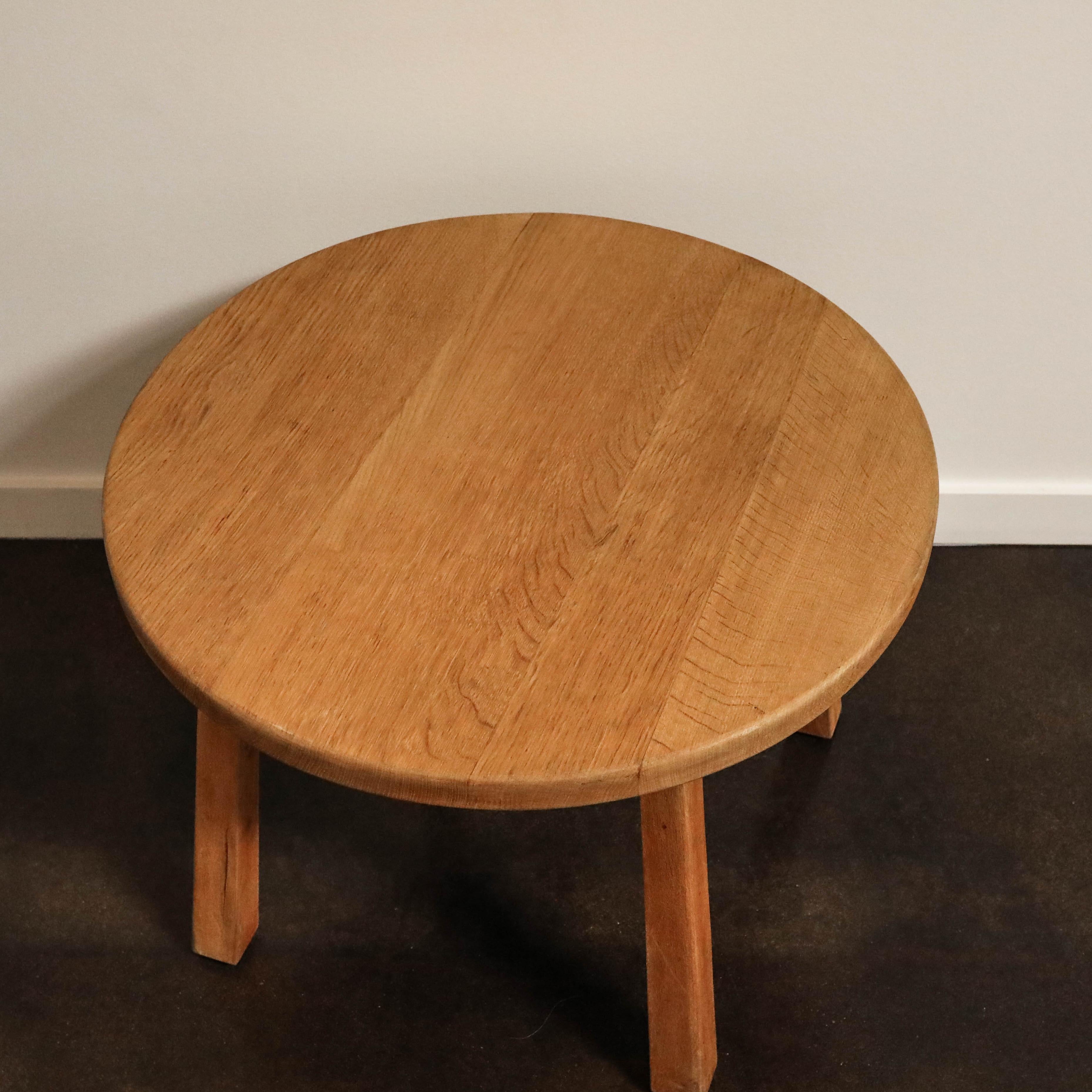 Ein sorgfältig gearbeiteter Beistelltisch aus massiver Eiche im Arts-and-Craft-Stil mit gespreizten Beinen, die mit geschwungenen Querstreben verbunden sind. Die schlanken Linien und die markante achteckige Form strahlen Raffinesse aus und verleihen