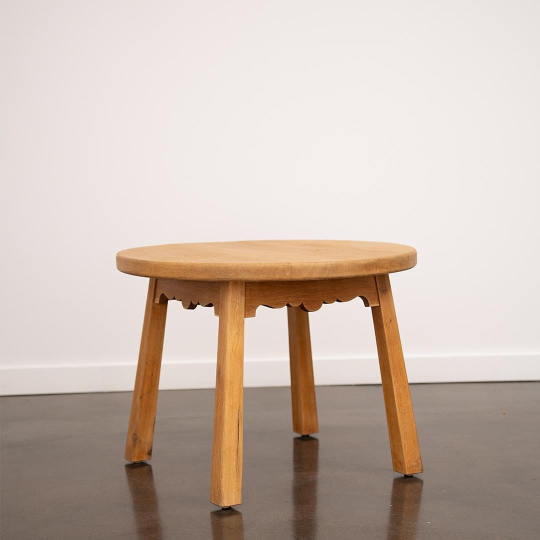 Table d'appoint en chêne massif méticuleusement travaillée dans le style Arts and Craft, avec des pieds évasés reliés à des traverses incurvées. Ses lignes épurées et sa forme octogonale distinctive exsudent la sophistication tout en ajoutant une
