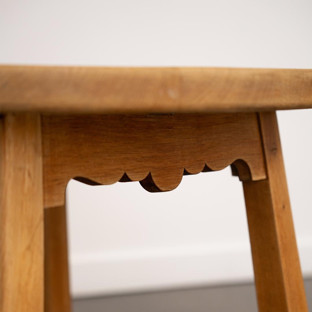 Mid-Century Modern Table d'appoint danoise en chêne brutaliste en vente