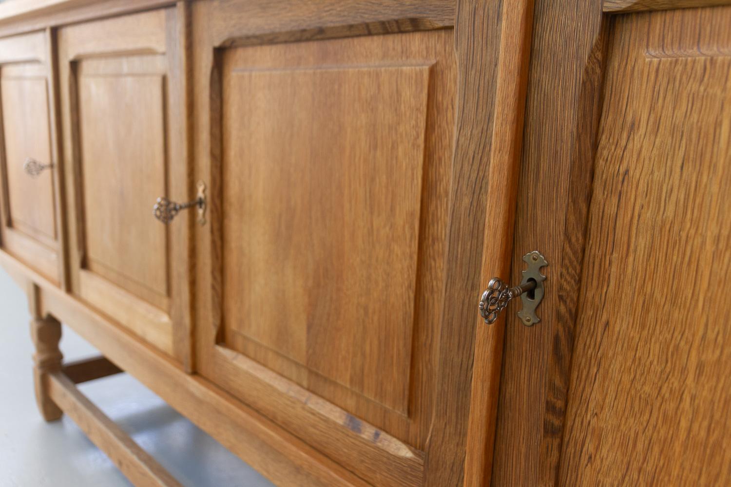 Dänisches brutalistisches Eichen-Sideboard, Henning Kjærnulf zugeschrieben, 1960er Jahre. im Angebot 5
