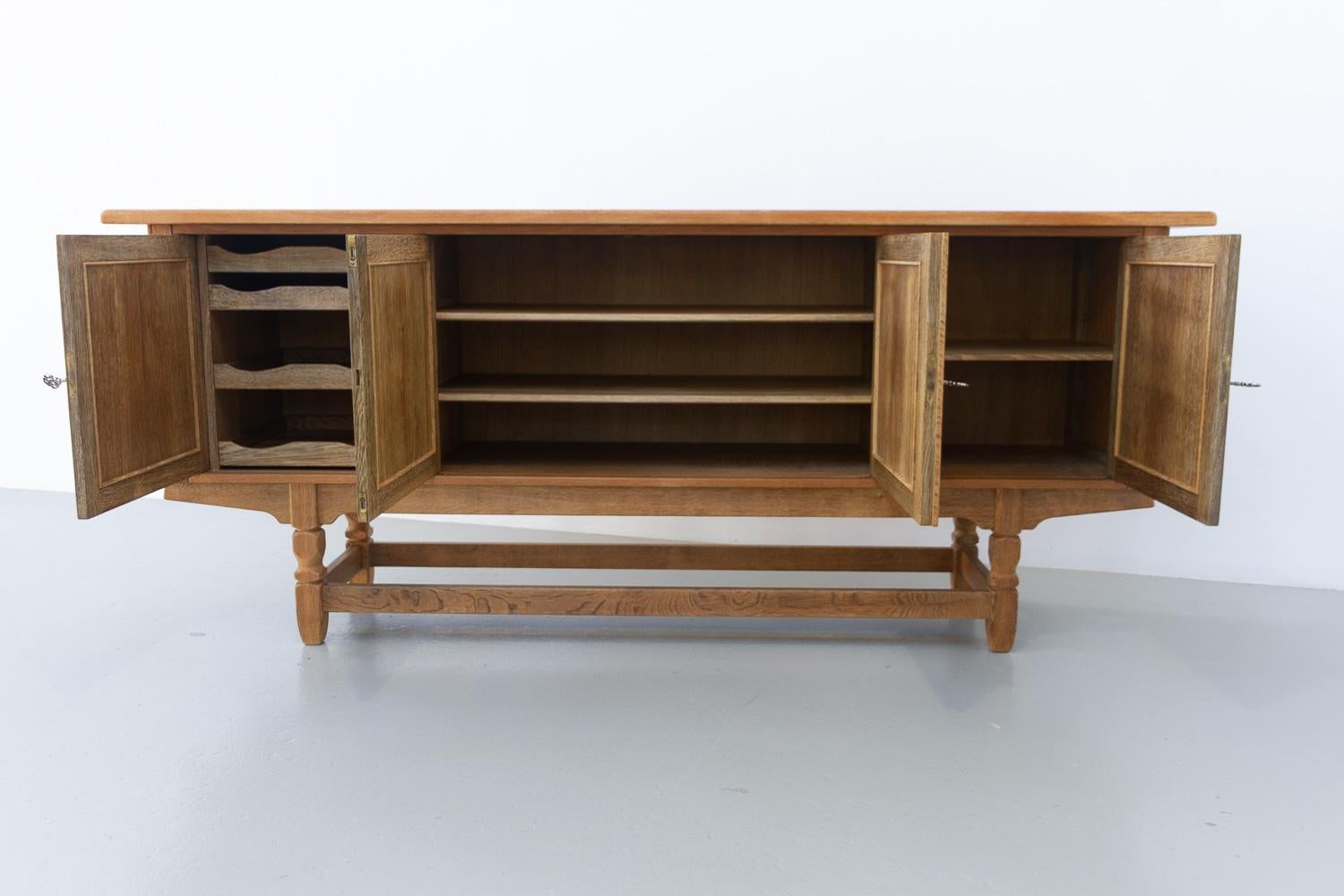 Dänisches brutalistisches Eichen-Sideboard, Henning Kjærnulf zugeschrieben, 1960er Jahre. im Angebot 7